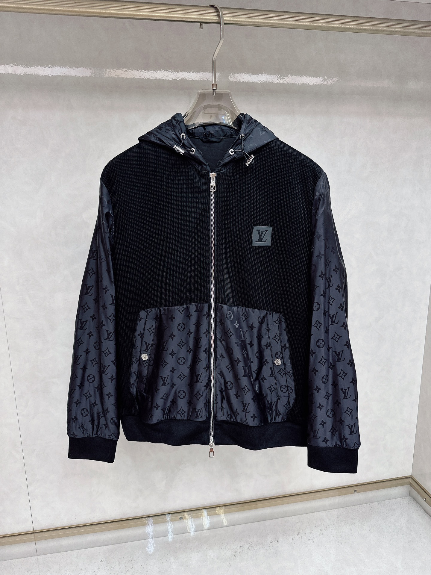 NO:529399,LV 2025ss Early Autumn New Style Release ⑨ Prada Hooded Jacket Autumn Popular Thin Cotton Spliced ​​Design Jacket, it is comfortable and comfortable to wear, lazy and casual, combined with clean and simple colors, especially pleasing to the eye, suitable for daily wear~~ I love to launch long-distance items embellished with vibrant prints!  Size M-3XL, louis vuitton,prada,jackets & coats,hats,alexander wang19860909LV 2025ss 早秋新款发布⑨普拉达连帽外套秋季爆款夹薄棉拼接设计外套,穿上就是舒适自在又显瘦的存在,慵懒而随性,结合干净简单的色系就特别耐看,适合日常穿着～~倾情推出缀饰活力印花的远动单品！ 尺码M-3XL,,louis vuitton,prada,jackets & coats,hats,alexander wang,Men's clothing