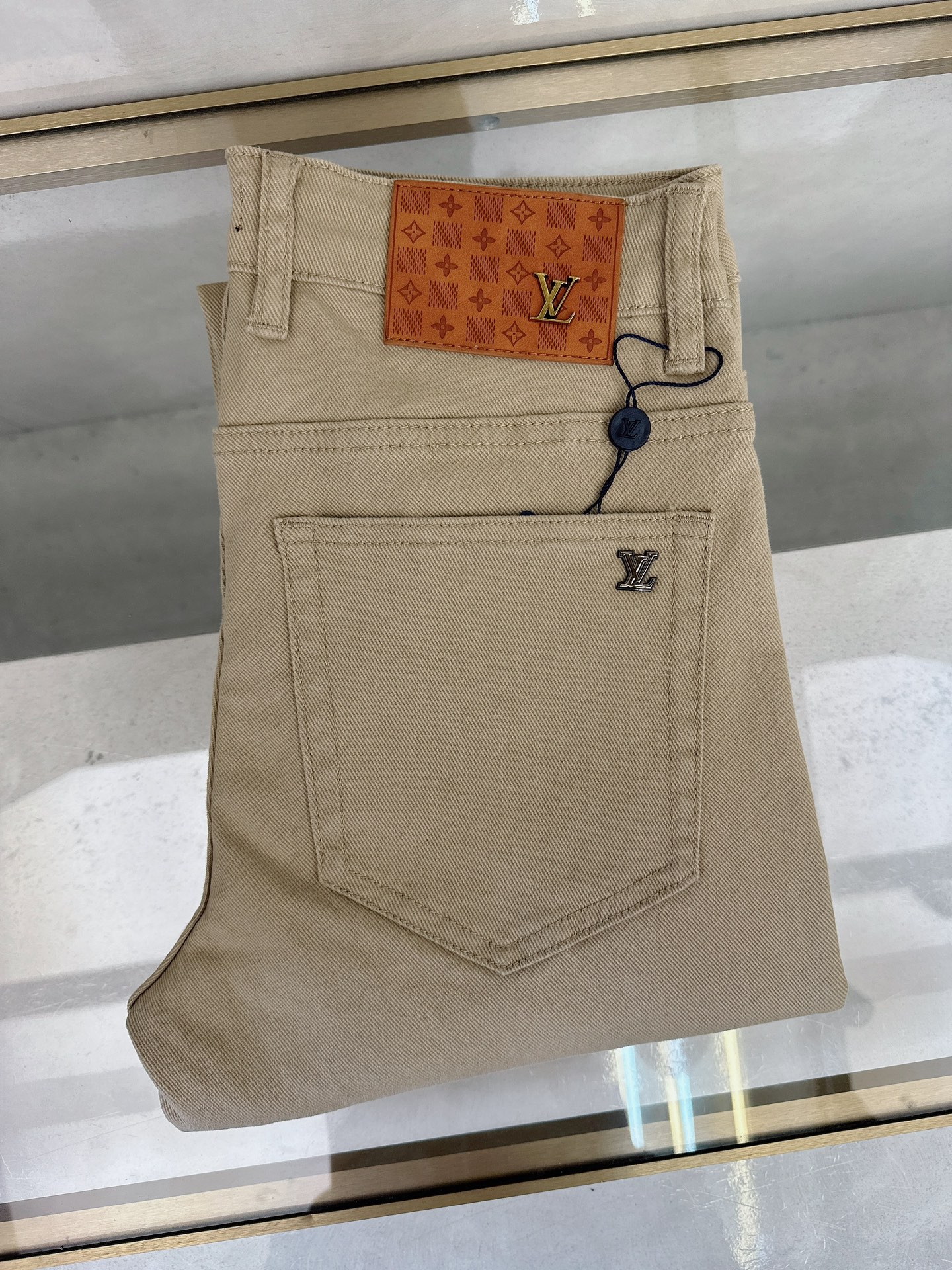 NO:530163,LV 2025 autumn and winter new styles are available simultaneously on the official website, 2025 autumn and winter new men's casual jeans, original single quality, customized original denim fabric, logo pattern design, body original hardware and auxiliary decoration, three-dimensional and clear, c super trendy and personalized, fashionable and stylish upper body!  Trendy men's must-have items 28-38, louis vuitton, jeans, alexander wang19860909LV 2025秋冬新款官网同步发售,2025秋冬新品男士休闲牛仔裤,原单品质,定制原版牛仔面料,logo图案设计,身原版五金辅料装饰,立体清晰,c超级潮流个性,上身时尚有型！潮男必备单品 码数28-38,,louis vuitton,jeans,alexander wang,Men's clothing