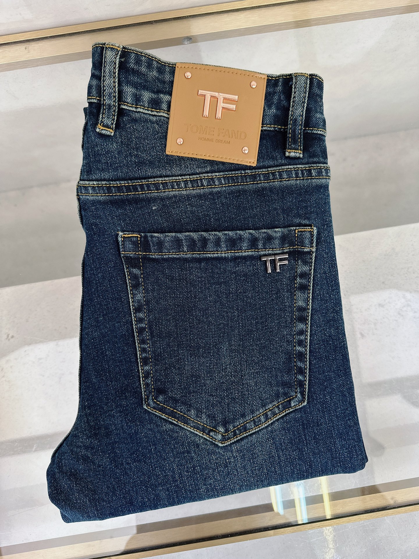 NO:530165,TF 2025 autumn and winter new styles are available simultaneously on the official website, 2025 autumn and winter new men's casual jeans, original single quality, customized original denim fabric, logo pattern design, body original hardware and accessories decoration, three-dimensional and clear, c super trendy personality, fashionable and stylish upper body!  Trendy men's must-have items, 28-38,,tom ford,jeans,alexander wang19860909TF 2025秋冬新款官网同步发售,2025秋冬新品男士休闲牛仔裤,原单品质,定制原版牛仔面料,logo图案设计,身原版五金辅料装饰,立体清晰,c超级潮流个性,上身时尚有型！潮男必备单品 码数28-38,,tom ford,jeans,alexander wang,Men's clothing