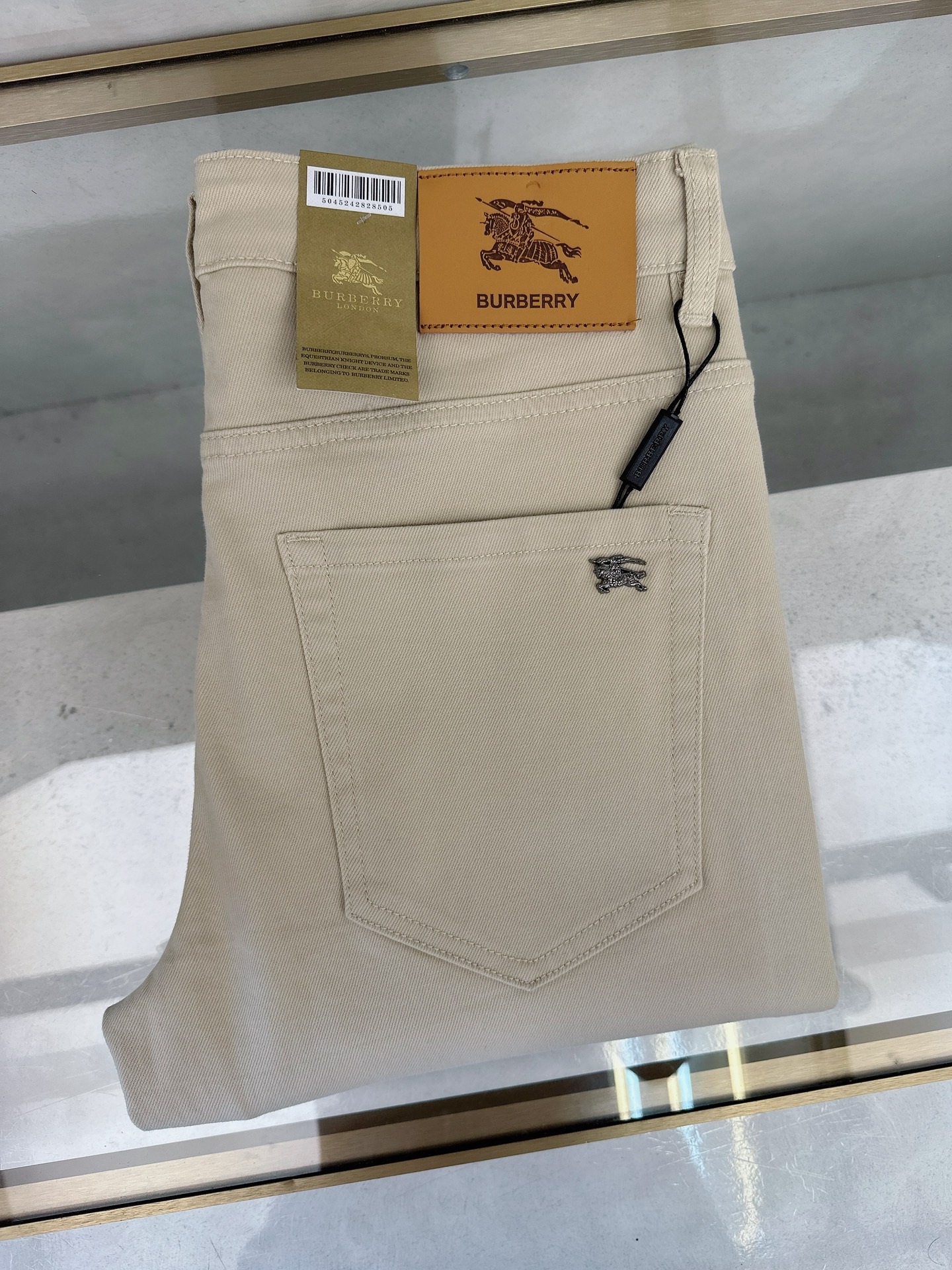 NO:530167,Burberry's new 2025 autumn and winter new style is available simultaneously on the official website, 2025 autumn and winter new men's casual jeans, original single quality, customized original denim fabric, logo pattern design, body original hardware and auxiliary decoration, three-dimensional and clear, c super trendy and personalized, fashionable and stylish on the upper body!  Trendy men's must-have items, 28-38, burberry, jeans, alexander wang19860909巴宝莉 2025秋冬新款官网同步发售,2025秋冬新品男士休闲牛仔裤,原单品质,定制原版牛仔面料,logo图案设计,身原版五金辅料装饰,立体清晰,c超级潮流个性,上身时尚有型！潮男必备单品 码数28-38,,burberry,jeans,alexander wang,Men's clothing