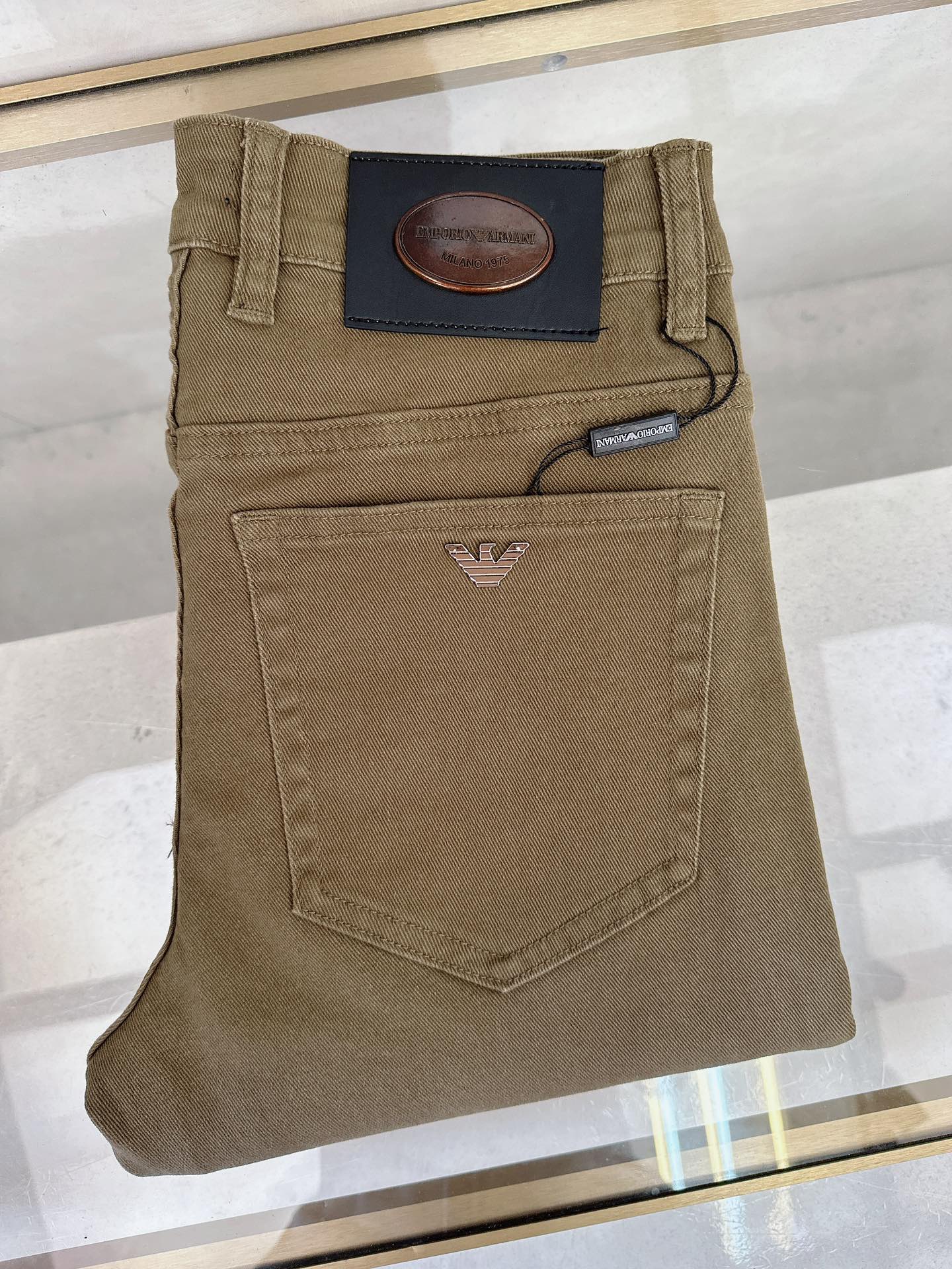 NO:530168,Armani 2025 autumn and winter new styles are available simultaneously on the official website, 2025 autumn and winter new men's casual jeans, original single quality, customized original denim fabric, logo pattern design, body original hardware and auxiliary decoration, three-dimensional and clear, c super trendy personality, fashionable and stylish upper body!  Trendy men's must-have items, number 28-38,,armani,jeans,alexander wang19860909阿玛尼 2025秋冬新款官网同步发售,2025秋冬新品男士休闲牛仔裤,原单品质,定制原版牛仔面料,logo图案设计,身原版五金辅料装饰,立体清晰,c超级潮流个性,上身时尚有型！潮男必备单品 码数28-38,,armani,jeans,alexander wang,Men's clothing