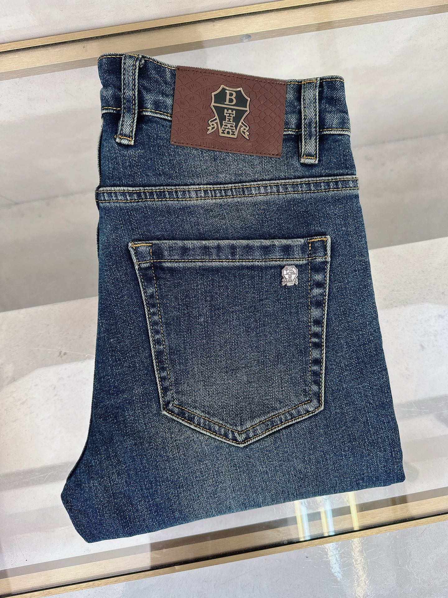 NO:530169,BC 2025 autumn and winter new styles are available simultaneously on the official website, 2025 autumn and winter new men's casual jeans, original single quality, customized original denim fabric, logo pattern design, body original hardware and auxiliary decoration, three-dimensional and clear, c super trendy and personalized, fashionable and stylish on the upper body!  Trendy men's must-have items, 28-38, jeans, alexander wang19860909BC 2025秋冬新款官网同步发售,2025秋冬新品男士休闲牛仔裤,原单品质,定制原版牛仔面料,logo图案设计,身原版五金辅料装饰,立体清晰,c超级潮流个性,上身时尚有型！潮男必备单品 码数28-38,,jeans,alexander wang,Men's clothing