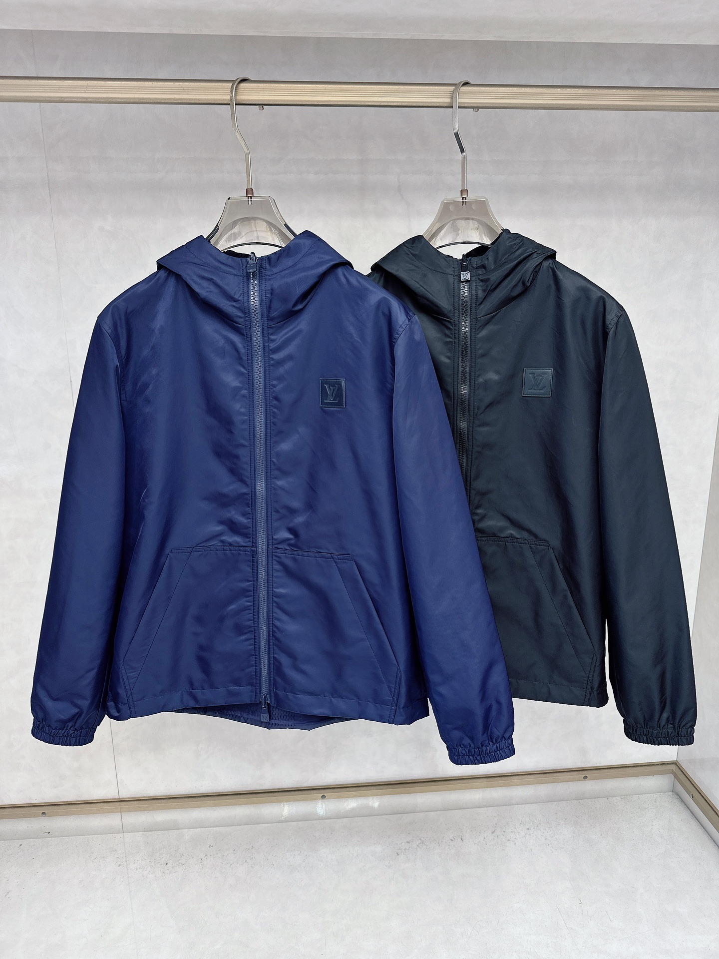 NO:527034,LV 2025SS new classic double-sided jacquard hooded zipper jacket, exclusive custom fabric, original development, precise and meticulous alignment of workmanship. This jacket has a full-frame Monogram pattern and calm plain color choice, paired with hood, zipper front closure, elastic cuffs and hem. 1v Staples embellishes the chest, the double-sided outfit is simple and fashionable, and is a dynamic choice for the season change. The same style for men and women, strongly recommended. SizeM-3XL,,louis vuitton,jackets & coats,hats,alexander wang19860909LV 2025SS新款经典双面提花连帽拉链外套,面料独家定制,原版开发,做工精准细致对位,此款外套拥有全幅 Monogram 图案和沉稳素色两式选择,搭配兜帽、拉链前襟、弹力袖口及下摆.1v Staples 饰标缀胸前,双面穿搭简单时尚,是换季时节的活力之选.男女同款,强烈推荐 SizeM-3XL,,louis vuitton,jackets & coats,hats,alexander wang,Men's clothing