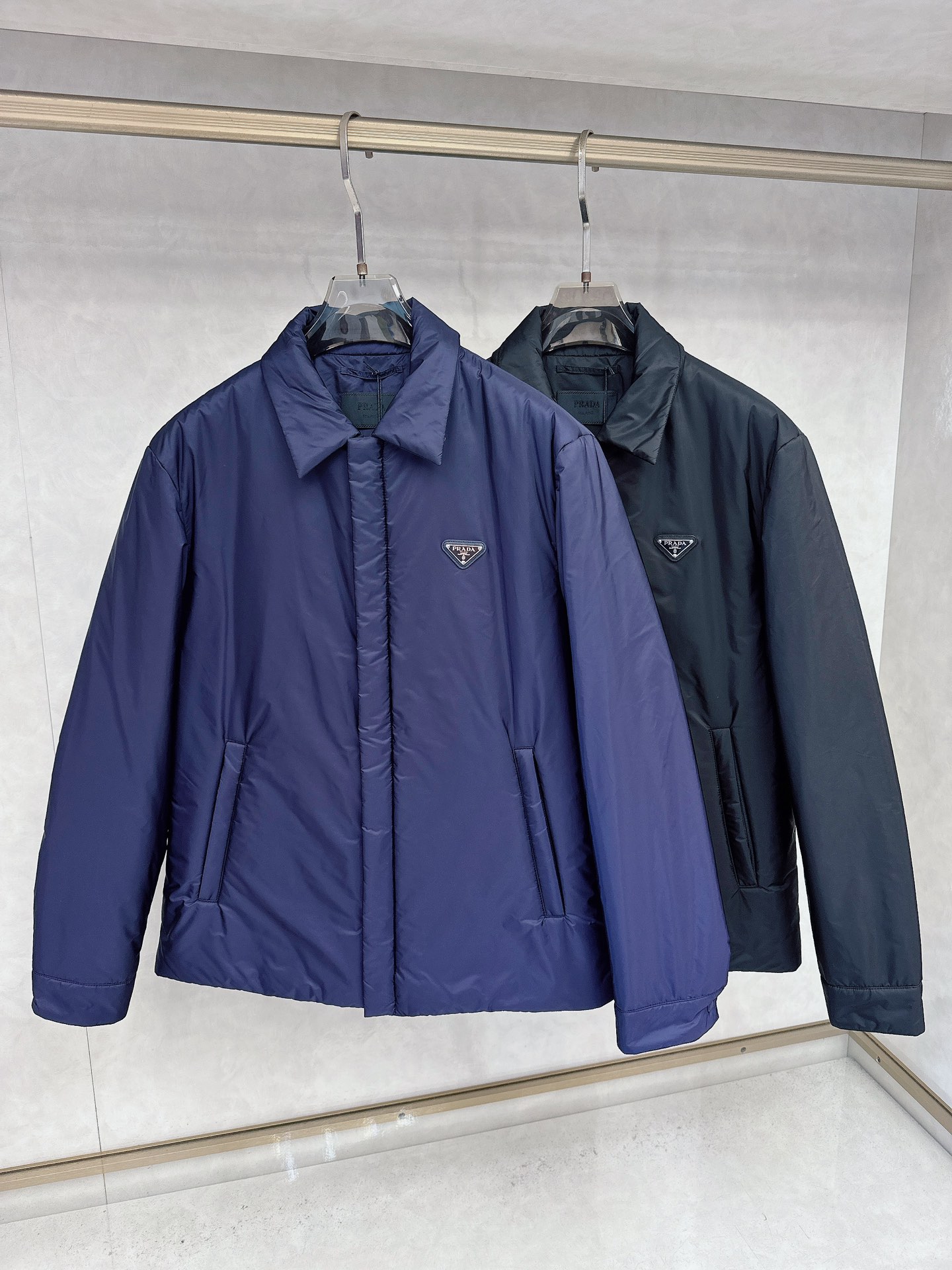 NO:527037,Prada 25 autumn and winter lapel jacket Prada's lapel jacket adopts high-quality cotton filling process, processed through multiple processes, and has high-quality filling materials. It has good warmth and can store a lot of air to achieve good warmth and maintain excellent warmth performance in humid environments. The lapel design is neat and elegant, showing the calmness and confidence of a gentleman. The chest is embellished with brand logo to enhance recognition and exquisiteness, simple without losing the design, highlighting the brand style, making the overall shape more highlighted. Classic style, straight-tube tailoring is not restricted, the layout is neat, suitable for a variety of occasions, and can show capable temperament. The lapel style is simple and elegant, modifying the neckline, and easily cope with different outfit needs. Number of 48 50 52 54 56 Color black blue,,prada,jackets & coats,alexander  wang19860909Prada 25秋冬款翻领外套 Prada这款翻领外套采用了高品质棉花填充工艺,经多道工序处理,优质填充材料.保暖性好,能储存大量空气来达到良好的保暖效果,在潮湿环境下仍能保持优异的保暖性能. 翻领设计,利落且优雅,彰显绅士的从容与自信.胸前有品牌标识点缀,提升辨识度与精致感,简约而不失设计感,彰显品牌格调,让整体造型更具亮点. 经典版型,直筒剪裁不束缚,版型设计利落,适配多种场合,能展现干练气质.翻领款式简约大方,修饰颈部线条,轻松应对不同穿搭需求.  码数48 50 52 54 56  颜色黑色 蓝色,,prada,jackets & coats,alexander wang,Men's clothing