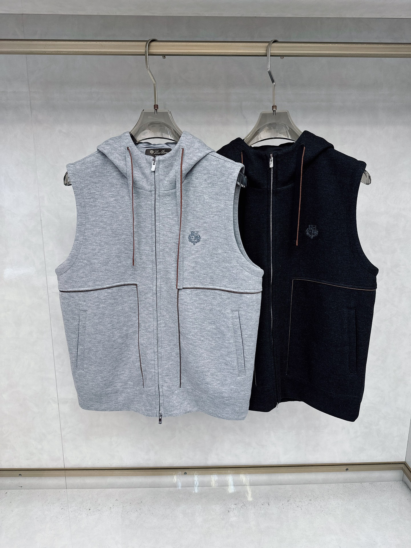 NO:527039,LP, 2025 new products, fashionable and handsome, simple and versatile style, exquisite embroidery pattern logo on the chest, customized original fabric, not only crisp, maintains the trendy silhouette, and is comfortable to wear, the yarn weaving is more delicate, the number M-3XL, loro piano, alexander wang19860909LP、2025新品,时尚帅气,简约百搭款,胸前精致刺绣图案logo,定制原版面料,不仅挺括,保持潮流的廓形,又穿着舒适,纱织更细腻,码数M-3XL,,loro piana,alexander wang,Men's clothing