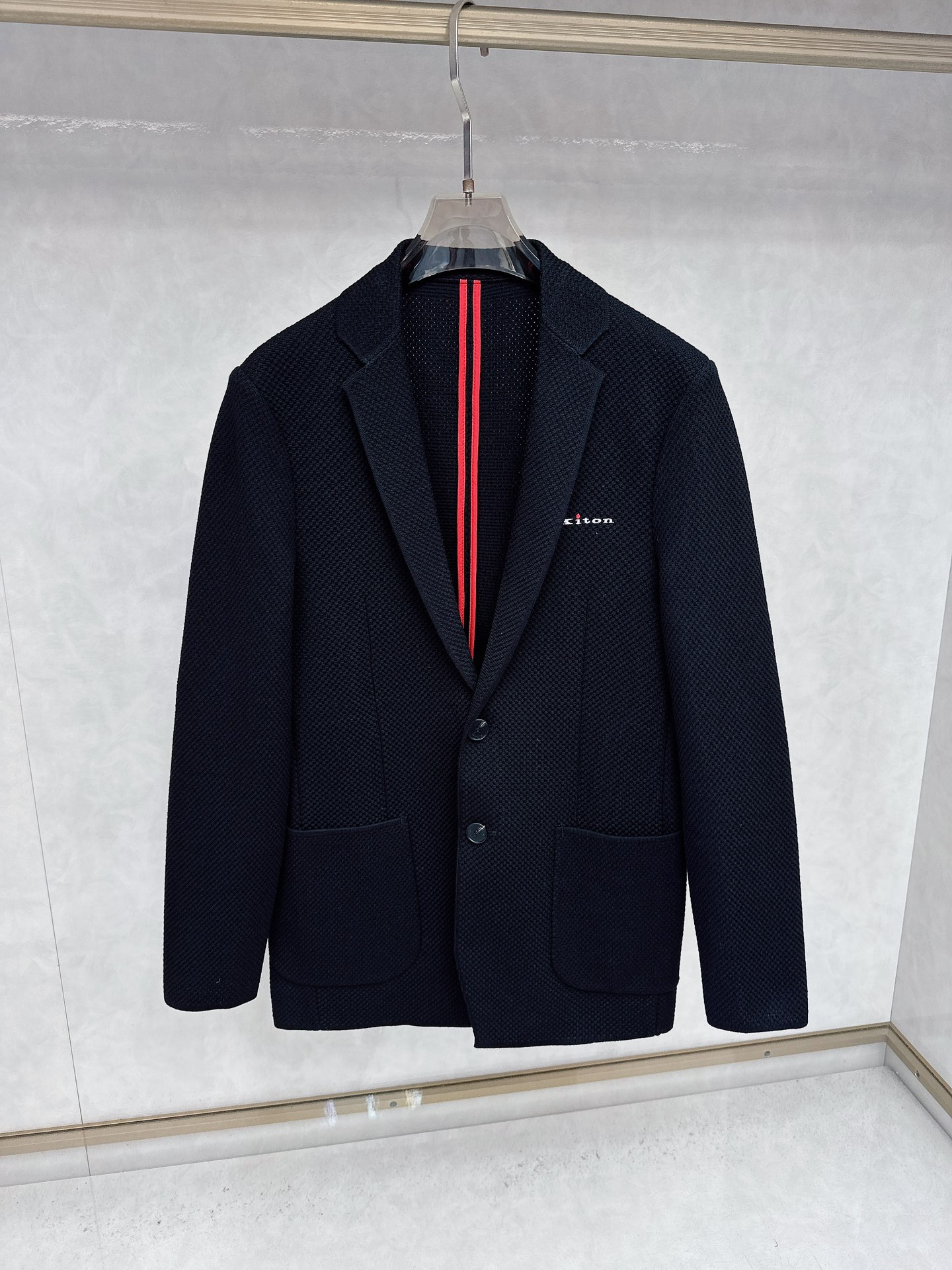 NO:527025,KITON 25FW Autumn New Men's Business Casual Knitted Wool Suit Jacket Single West High-end First-line Ready-to-wear series! A treasure-level functional equipment that combines fashion sense and design sense creates a unique styling item. The overall outline tends to be simple. The unique letter embroidery logo design on the chest is quite personalized and elegant, enriching the overall vision! Customer-supplied new patented wool blend fabric, made of a certain proportion of wool material, creates excellent and unique fabric characteristics, with its own elasticity, excellent ductility, crisp and stylish, extremely comfortable and skin-friendly, and extremely breathable. In addition, it has powerful moisture management technology, and the upper body is light and has no burden! The craftsmanship inherits the rigor and exquisiteness of the Italians. The handmade keyholes are clearly perfect. The arches are neat and exquisite, and the details are exquisite. The selected top-grade yak horn buckles have natural texture structure. The brand letters engraved on them are very beautiful, and each buckle is unique and quite ingenious! The classic Italian modern business slim tailoring is in place, and the shoulders and waistline are handled perfectly. The upper body is full of style, capable and elegant, with a perfect sense of lines, which can easily highlight the temperament! It is suitable for everyday outfits, and has a very high space for mixing and matching. It can be used for any occasion, business commuting, street leisure, etc., with capable and stylish upper body effect, and excellent business leisure in the wardrobe with high attendance rate! It is hard to find! Color black Size M-3XL, Jackets & coats,alexander wang19860909KITON 奇顿 25FW 秋季新款男士商务休闲针织羊毛西服外套单西 高端一线成衣系列！集时装感与设计感的一款宝藏级功能型装备,塑造出别具一格的造型单品,整体轮廓趋于简约风格,胸口别致的字母刺绣logo设计,颇为个性且雅痞的细节处理,丰富了整体视觉！ 客供新型专利研发的羊毛混纺面料,一定比例的羊毛材质,缔造出卓越且独一无二的面料特质,自带弹力,延展性极好,挺括有型,舒适性与亲肤性极高,透气性极为优越,另外具有强大的湿气管理技术,上身轻便无负担感！ 工艺水准传承了意大利人的严谨与精致,显著完美的手工锁眼,拱针对条工整精细,细节精致考究,甄选的顶级牦牛角扣,有着天然纹理构造,上面镌刻的品牌字母极富美感,且每粒扣都是独一无二的存在,颇具匠心！ 经典的意式现代商务修身剪裁,每一寸都拿捏到位,肩部与腰线处理相当完美,上身型款十足,干练而优雅,线条感完美,极易凸显出气质！符合日常各种穿搭,混搭兼容空间极高,驾驭任何场合,商务通勤、出街休闲等,上身效果干练有型,衣橱商务休闲绝佳的高出勤率！可遇而不可求！ 颜色黑色 尺码M-3XL,,jackets & coats,alexander wang,Men's clothing