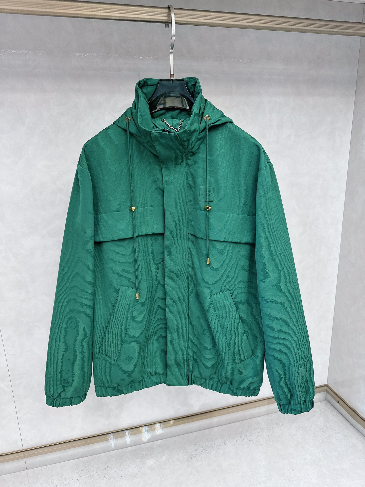 NO:527028,Lv 25 autumn and winter new jacquard windproof jacket, this windproof jacket uses jacquard technology to condense the seasonal LVMoiré pattern, and shines with Monogram elements. The Marque L.Vuitton Déposée rubber patch on the chest and the adjustable hood that can be retracted to the collar adds sports elements. The elastic cuffs and hem, breathable holes under the arms, and hidden zipper front closure side pockets. The upper body effect of this jacket is super cool, the same style as men and women, highly recommended!  Count 46 48 50 52, louis vuitton,jackets & coats,hats,alexander wang19860909Lv 25秋冬新款提花防风夹克,本款防风夹克以提花工艺凝聚当季LVMoiré图案,与Monogram元素共同闪烁品牌锋芒.胸前Marque L.Vuitton Déposée橡胶贴饰和可收入衣领的可调节风帽再添运动元素.弹力袖口和下摆,手臂下方配有透气孔眼,隐藏式拉链前襟侧袋,这款夹克上身效果超酷,男女同款,强烈推荐！ 码数46 48 50 52,,louis vuitton,jackets & coats,hats,alexander wang,Men's clothing