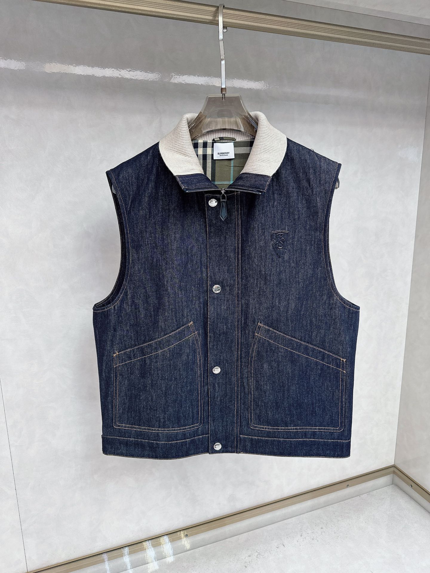 NO:527041,Burberry, 2025 new denim, fashionable and handsome, simple and versatile style, exquisite embroidered letter logo on the chest, customized original fabric, not only crisp, maintains the trendy silhouette, and is comfortable to wear, the yarn weaving is more delicate, the number M-3XL, burberry, alexander wang19860909巴宝莉、2025新品牛仔,时尚帅气,简约百搭款,胸前精致刺绣字母logo,定制原版面料,不仅挺括,保持潮流的廓形,又穿着舒适,纱织更细腻,码数M-3XL,,burberry,alexander wang,Men's clothing