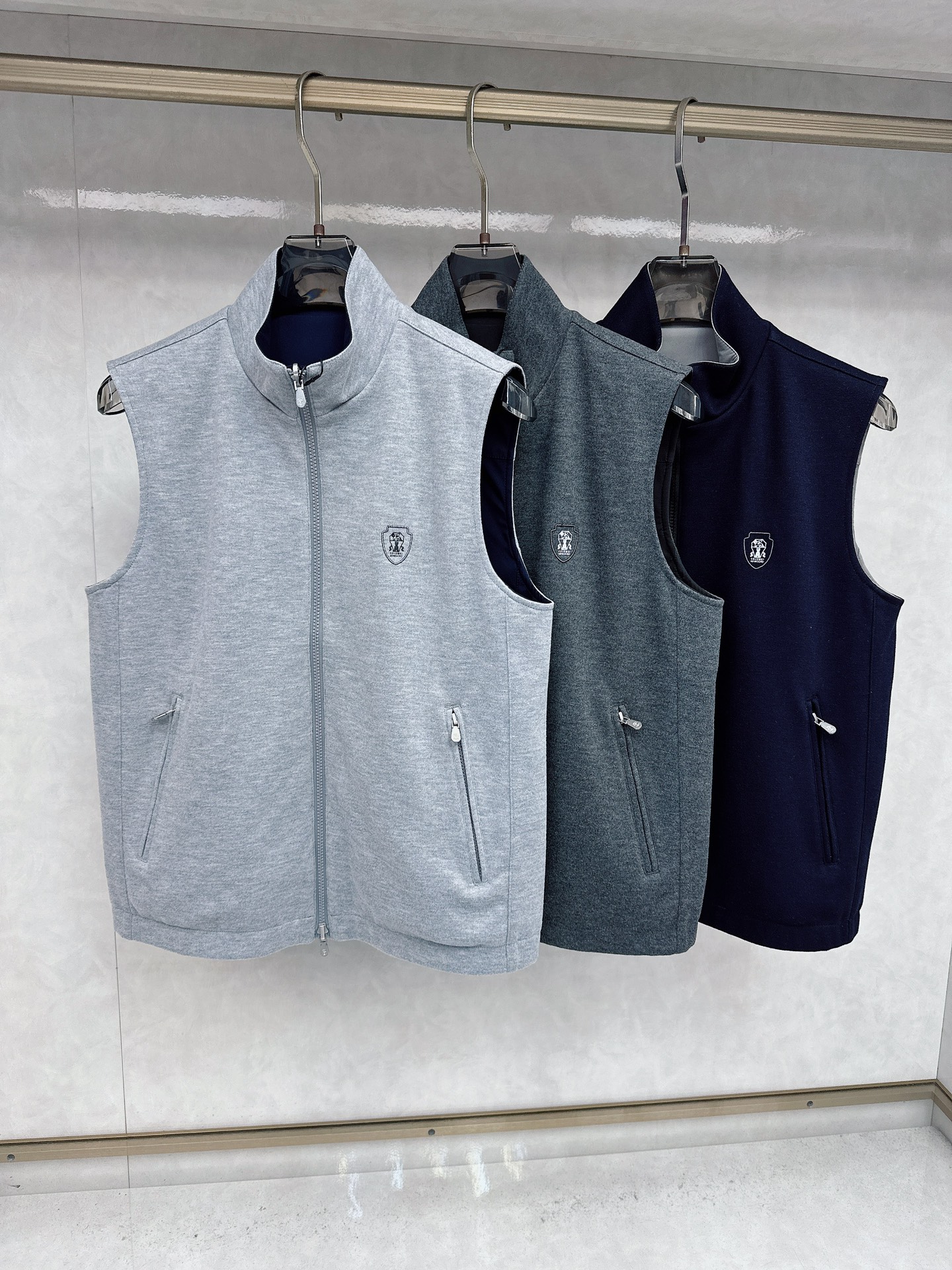 NO:527043,Brunello Cucinelli, 2025 new product double-sided wear, fashionable and handsome, simple and versatile style, exquisite embroidery and printed pattern logo on the chest, customized original fabric, not only crisp, maintains the trendy silhouette, and is comfortable to wear, the yarn weaving is more delicate, the number M-3XL, brunello cucinelli, alexander wang19860909Brunello Cucinelli、2025新品双面穿,时尚帅气,简约百搭款,胸前精致刺绣印胶图案logo,定制原版面料,不仅挺括,保持潮流的廓形,又穿着舒适,纱织更细腻,码数M-3XL,,brunello cucinelli,alexander wang,Men's clothing