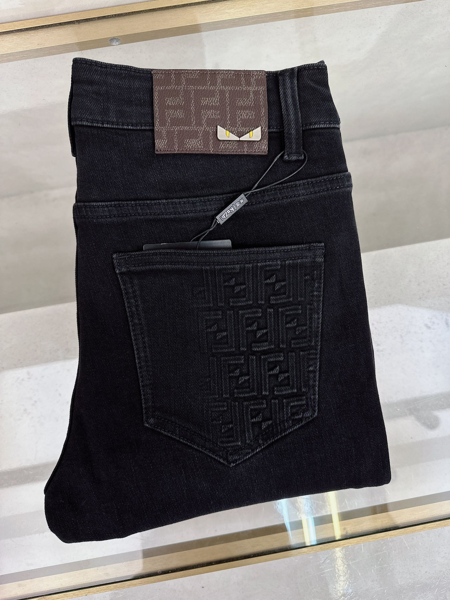 NO:527030,Fendi 2025 autumn and winter new models are available in stock, original single hot jeans are super customized, original hardware, super heavy industry technology, excellent version, impeccable details!  The style is not picky, it is very high-end, and the good products are not waiting for everyone. If you like it, hurry up and start, size 28-38, fendi, jeans, alexander wang19860909芬迪 2025秋冬新款现货上市,原单爆款牛仔裤超级定制款,原版五金,超级重工工艺,版型超赞细节做工无可挑剔！款式不挑人,特别高档,好货不等人,看中赶紧下手,尺码28-38,,fendi,jeans,alexander wang,Men's clothing