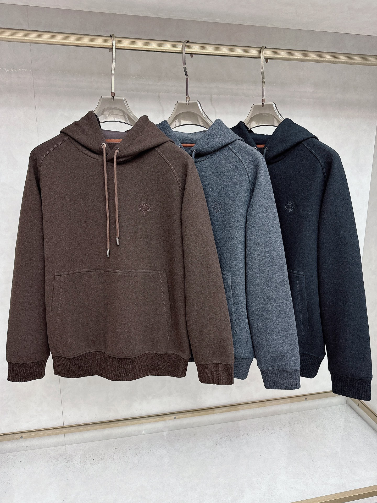 NO:527047,LP Lo*ro Pi*na u Pianya 2025 Autumn and Winter wool blended pullover knit sweatshirt Classic embroidery highlights texture in details The overall design is fashionable and gives a modern sense of tailoring. The neckline slightly fits the neck, making the overall upper body look younger and more fashionable. The fabric is made of customer-supplied wool blended material, which is easy to care for. The surface has a wool texture. The upper body is comfortable and warm, and it looks high-end. It also has a very crisp feeling. Color black brown gray. Number M-3XL, loro piano, hoodie, sweatshirts, alexander wang19860909LP Lo*ro Pi*na诺 u翩雅 2025秋冬 羊毛混纺套头针织卫衣 经典刺绣很有亮点 细节上凸显质感 整体设计上身时尚而赋予现代气息感合体的剪裁,领口微微贴合颈部,让整体上身更显年轻时尚 , 面料采用客供定织羊毛混纺材质 有着易打理的特点 表面有着羊毛质感 上身舒适保暖 ,显高档的同时 又有很好挺括感 颜色 黑色 咖色灰色 码数M-3XL,,loro piana,hoodie,sweatshirts,alexander wang,Men's clothing