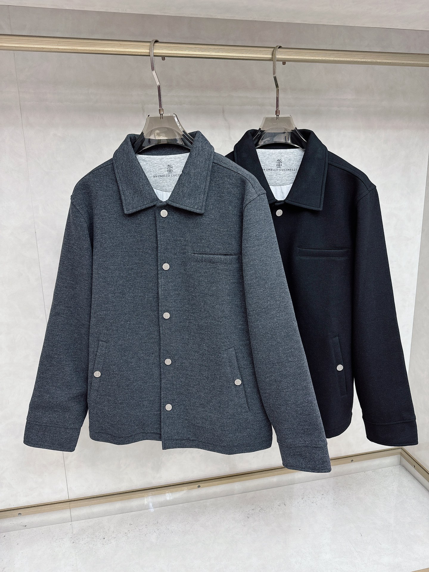 NO:527029,Bru**llo Cuci**lli Recommended by old Qian Qian New 2025 Fall and Winter New Style Classic versatile lapel wool cashmere-blend jacket classic lapel vertical tailoring design presents a simple and neat line feel. The classic pockets on the chest are better visually coordinated. Slightly loose Italian tailoring. The two sides insert bags. Classic windproof inside. Details. More texture. The fabric is made of wool cashmere-blend material. The inner and outer contrasting colors are comfortable and warm. The touch is delicate and has a good sense of crispness. The hardware and accessories are all in terms of quality [code] M-3XL,, jackets & coats, jackets & coats, alexander wang19860909Bru**llo Cuci**lli 老钱新贵推荐 2025秋冬新款 经典百搭翻领羊毛羊绒混纺夹克外套经典翻领 立裁设计 呈现简洁利落线条感 胸口男士经典口袋视觉上更好协调 略微宽松的意式剪裁 两侧插袋 内里经典防风 细节上 更显质感 面料采用羊毛羊绒混纺材质 内外撞色 上身舒适 保暖 手感细腻的同时 又有很好的挺括感 五金辅料全品相【码数】M-3XL,,jackets & coats,jackets & coats,alexander wang,Men's clothing