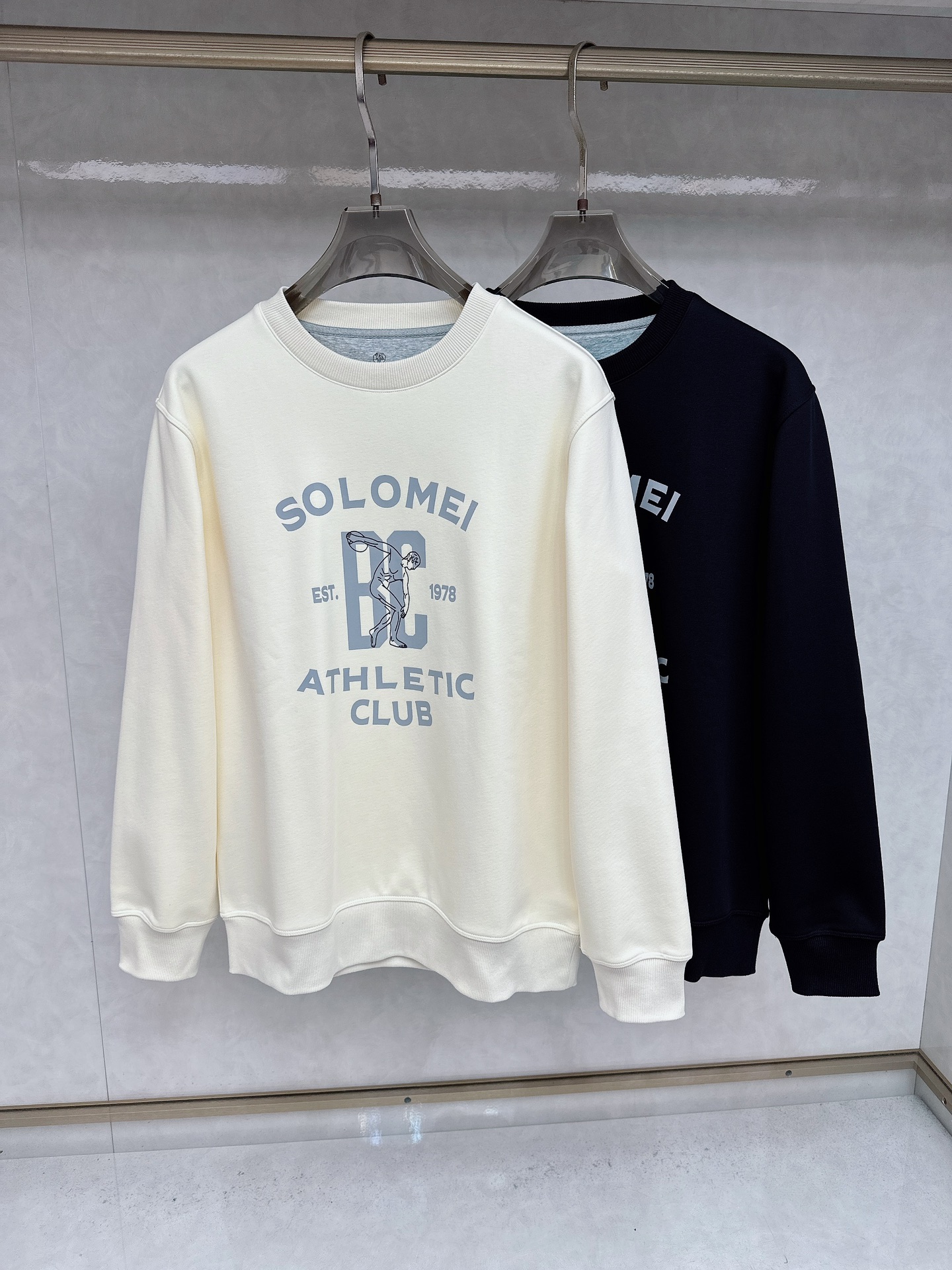 NO:527032,BC 2025 autumn and winter old money upstarts Contrasted men's printed sports and casual pullover sweatshirts Like minimalist designs Highly recommended It seems simple design, with enough effort to details, letter printing on the chest contrasting color embellishments, you can wear it with layers at any time, giving people a sense of elegant and gentlemanly Italian tailoring, slightly tight on the chest, slightly loose on the hem. This overall tailoring is very inclusive to the figure. Even if you have a bit of a belly, it can be upright and stylish. The neckline is slightly fitted to the neck, making the overall upper body look more youthful and fashionable. The thickness of the autumn and winter is made of long velvet cotton and velvet. The wearability is very high in autumn and winter. The upper body is comfortable and skin-friendly, warm and stylish!  And has texture.88637, black off-white M-3XL,,,hoodie,sweatshirts,alexander wang19860909BC 2025秋冬老钱新贵 撞色男士印花运动休闲套头卫衣 喜欢极简设计 强烈推荐 看似简约的设计 细节上下足功夫 胸口字母印花撞色点缀 随意搭配都能穿出层次感 给人雅痞绅士之感 意式的剪裁 胸口微紧 下摆处略微的宽松 这总剪裁对身材的包容性很好 就算有点肚子 也能挺拔有型 领口微微贴合颈部 让整体上身感更显年轻时尚 秋冬厚度面料采用长绒棉内加绒的材质 秋冬穿着性很高 高密度材质.上身舒适亲肤,保暖有型！且具有质感.88637,黑色 米白色M-3XL,,,hoodie,sweatshirts,alexander wang,Men's clothing