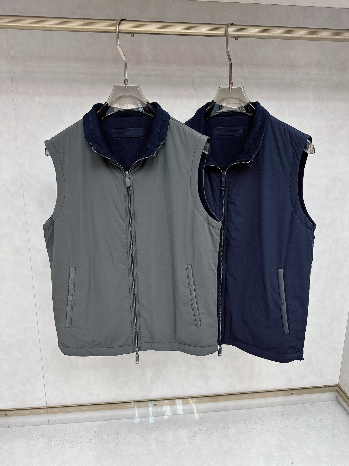 NO:516811,ZG Zenia counters simultaneously sell double-sideds. This A-side has the exclusive Japanese Toray material of Z home, with top-grade fabrics, and experiences exclusive luxury texture. The delicate silk satin texture brings smoothness and comfort while skin-friendly, sweating and not sticky, bringing the ultimate luxury brand wearing experience, keeping warm and comfortable. The B-side is made of super fine merino wool with good breathability, and has a fast-drying heat adjustment function. It allows you to feel warm and comfortable when attending various events. It is an ideal choice for outdoor activities. The loose three-dimensional small H-shaped incest with a full sense of inclusiveness, with a simple, fashionable and comfortable stand collar intimate warmth without pressure, and the exclusive custom contrast drawstring design is purely hand-stitched metal rope head, details are reflected in all aspects. A-side navy blue, light gray, brown, with B-side gray Zephyr  Double-sided design is lightweight and lightweight. This stylish style adopts a stand-up collar style and is matched with an adjustable hem to ensure a perfect match. The elegant color matching is matched with a leather pull rope to highlight more fashionable elements. The double-sided short combines a fashionable urban style and practical design. The stand-up collar and adjustable hem can protect you from wind and rain, while the leather decorative details and contrasting color bands can add a striking effect on all occasions. The manufacturing is made by a domestic listed company factory, three-dimensional cut, no overlapping lines for each piece of surface line, full details, and precision-made. Size M-3XL (48-56), zegna, silk fabric, alexander wang19860909ZG杰尼亚柜台同步热售双面. 这款A面才有Z家独有的 日本东丽 四面弹力材质,顶级面料做工,体验独家奢华质感,细腻的丝滑绸缎质感,带来光滑舒适度的同时亲肤,出汗不粘腻,带来极致奢牌的穿着体验,保暖舒适. B面以透气性佳的超细美利奴羊毛制成, 时尚立领设计,具有快干热调节功能.让您在出席各种活动中都能感受保暖与舒适, 是户外活动的理想选择. 廓形有松度的立体小H型包容感十足简约时尚舒适立领贴心保暖无压感,独家定制撞色抽绳设计纯手工串接金属绳头,细节体现在方方面面.  A面海军蓝黑色浅灰 咖色 配B面灰色 Zephyr 双面采用轻量化设计,轻盈如风.这款时髦的采用立领风格,搭配可调节下摆,可确保完美搭配.优雅配色与皮革拉绳搭配,衬托出更多时尚元素. 双面短集时髦的都市风格与实用设计于一体. 立领和可调节下摆可遮风挡雨,而皮革装饰细节和撞色饰带可在所有场合增加醒目效果. 制造由国内上市公司代工厂制造,立体裁剪、每件面线没有重叠线,细节拉满,精工制造. 尺码M-3XL（48-56）,,zegna,silk fabric,alexander wang,Men's clothing