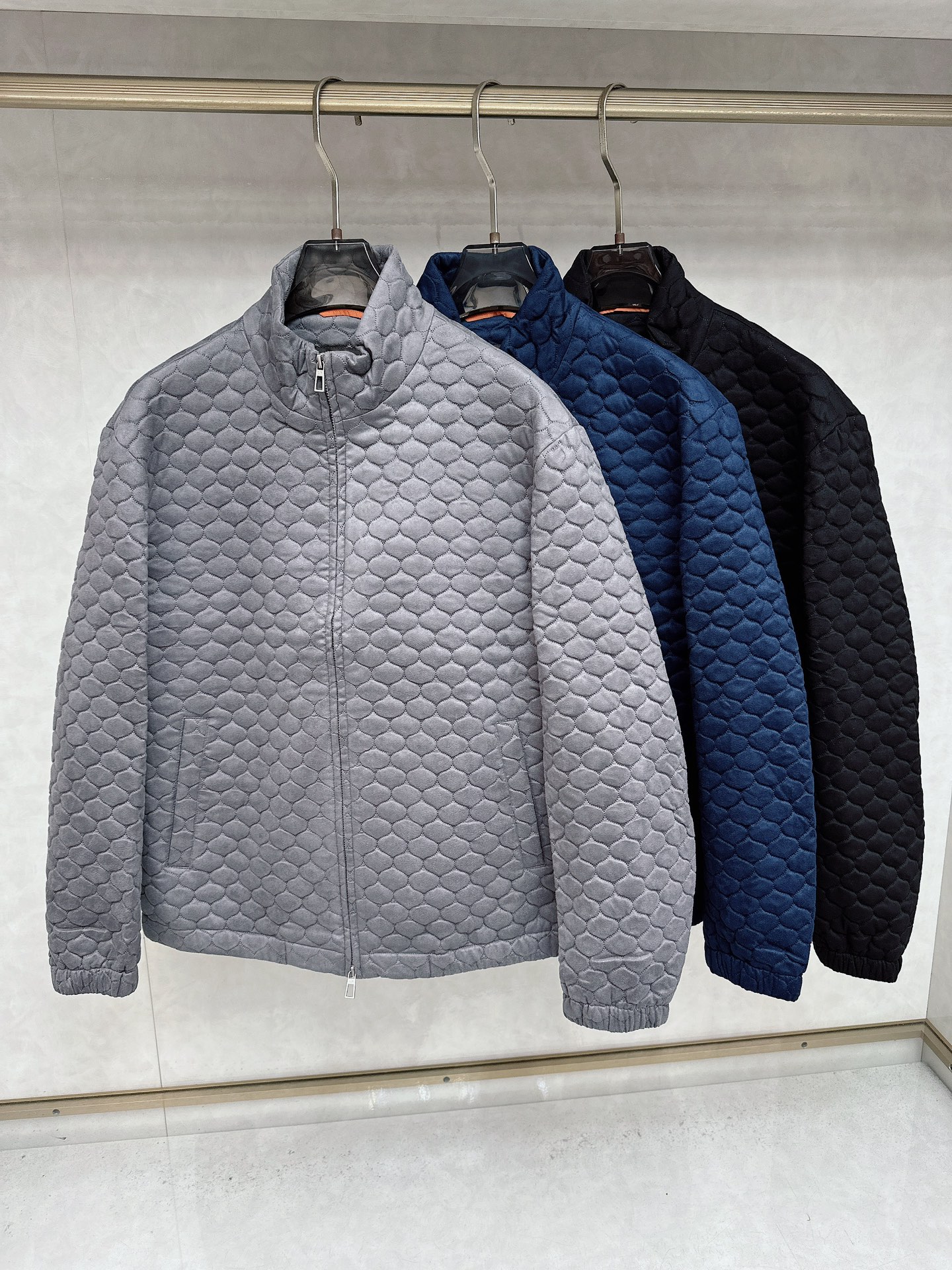 NO:516814,L new men's new Bomber This iconic bomber jacket is carefully crafted from light and soft Wish wool knitted fabric, creating a quilting effect through innovative mezzanine technology. Paired with color-blocking small cashmere sweaters, business and leisure 48-45,, jackets & coats, sweaters, alexander wang19860909L新品男士新款Bomber 这款标志性飞行员夹克选用轻盈柔软的Wish羊毛针织面料精心制作,通过创新夹层工艺打造出绗缝效果.搭配拼色小山羊绒毛衣,商务休闲都48-45,,jackets & coats,sweaters,alexander wang,Men's clothing