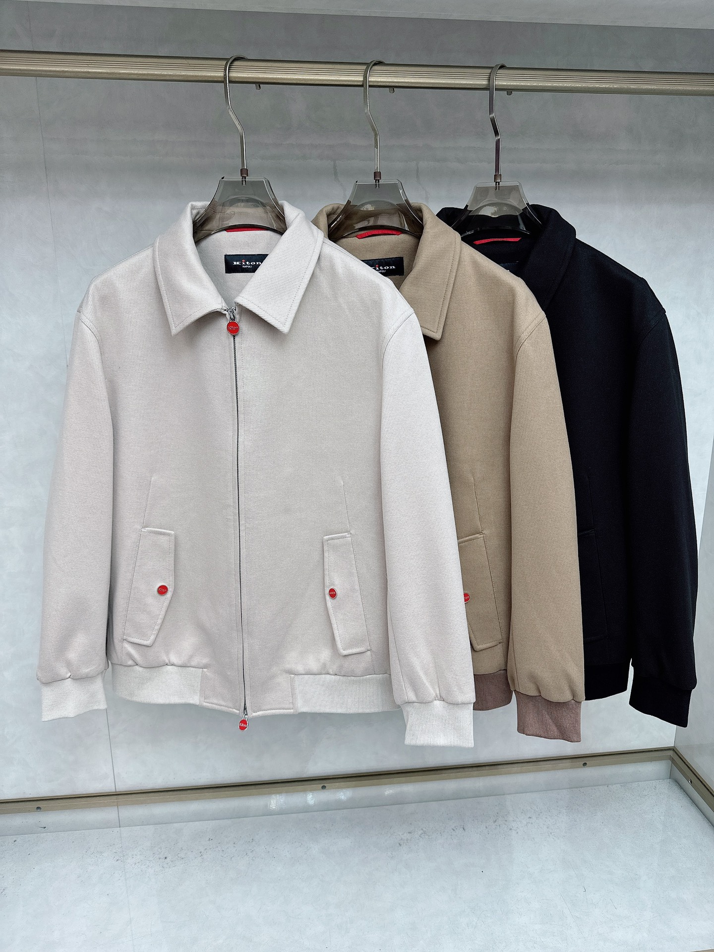 NO:516799,Kiton Kenchiton 2025 early autumn new men's business casual jacket, fabrics and accessories are all supplied by customers, made of fixed weaving and dyeing, the touch is extremely soft and delicate, the details are exquisite and exquisite, and the auxiliary materials are all supplied by customers. The placket zipper shape is also a classic inheritance. The flip pocket is engraved with exquisite brand letters, and the geometric aesthetic hunting multi-pocket design is designed. The fine workmanship is everywhere showing the master's craftsmanship. The lining is made of quilting, and the edges and threads are neat and perfect. The unique limited main mark mark shows the ingenuity everywhere!  The cutting technology is excellent, conforms to the rigorous ergonomic design, the upper body is capable and stylish, the classic lapel design, the style is both solemn and harmonious, and it is extremely practical. It is the first choice for urban elite men. It can be perfectly controlled in business commuting, official law, and leisure trendy occasions, both elegance and demeanor!  Color black Coffee apricot Size M-3XL,,jackets & coats,alexander wang19860909Kiton 肯奇顿2025早秋新款男士商务休闲外套,面料与辅料皆为客供,定织定染而成,触感极为柔软细腻,细节精湛考究,辅料皆为客供,门襟拉链造型亦属于经典传承,翻盖口袋上面镌刻有精美品牌字母,几何美学猎装多口袋设计,做工精细处处彰显大师级工艺,内衬运用绗缝工艺打造,包边及走线工整完美,独特的限定主标唛,处处皆彰显出匠心之作！裁剪技术精良,符合严谨的人体工程学设计,上身干练且型款十足,经典翻领设计,亦庄亦谐的风格,实穿性极强,都市精英男士首选,商务通勤、公务律政、出街休闲潮搭等场合皆可完美驾驭,优雅与风度兼备！ 颜色黑色 咖啡色 杏色 尺码 M-3XL,,jackets & coats,alexander wang,Men's clothing