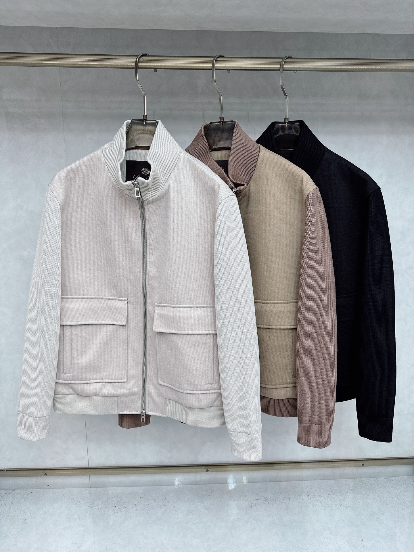 NO:516802,LP Autumn and Winter New#LP Old Qian Style Classic Men's Business Casual Jacket Fashion with typical Italian style, Trading Company's channel products are very exquisite in fabric selection and craftsmanship, which is very consistent with the aesthetic tone of the LP family, low-key and luxurious, elegant and noble. Every detail proves the brand's own sense of high-endness. The Italian minimalist, capable and outdoor functional style are the ultimate interpretation, both solemn and harmonious, and the upper body is full of styles!  A treasure-level functional equipment that combines fashion sense and design sense creates a unique styling item, improved pilot styling design, classic lapel design, retro age-reducing and very fashionable. The cuffs and hem are spliced ​​with elastic thread details, and the classic oblique plug-in flip pocket embellishment!  Italian customers supply imported composite functional technological fabrics, which have outdoor lightweight functional effects, windproof and waterproof characteristics, excellent breathability, first-class texture, superior clarity, quite elegant and fashionable!  The color matching is light and versatile, the style is cut and neat, and the upper body instantly highlights the spirit. It is full of styles and can easily control various body shapes. It is a jacket that combines business commuting and outdoor leisure. It is an equipment with extremely high attendance rate in practical wear!  Number of codes 48-56 (M-3XL), loro piano, jackets & coats, alexander wang19860909LP 秋冬New#LP 老钱风 经典男士商务休闲外套 颇具意大利典型风格的时装,贸易公司渠道臻品 在面料选取和工艺方面都相当考究,极符合LP家族美学基调,低调且奢华,优雅且高贵,每一个细节都在力证品牌自身的高级感,通体将意式的极简、干练和户外功能性风格极致诠释,亦庄亦谐,上身型款十足！集时装感与设计感的一款宝藏级功能型装备,塑造出别具一格的造型单品,改良式的飞行员造型设计,经典的翻领设计,复古减龄又非常时髦,袖口与下摆运用松紧螺纹细节拼接,经典斜插式翻盖口袋点缀！意大利客供进口复合功能性科技面料,具备户外轻型功能效果,具备的防风防水特质,透气性绝佳,质感一流,挺括性优越,颇为优雅且时髦！配色轻熟百搭,版型剪裁干练利落,上身瞬间凸显出精神感,型款十足,轻松驾驭各种身型,商务通勤与户外休闲完美兼备的一款外套,属于实穿性出勤率极高的一款装备！ 码数48-56(M-3XL）,,loro piana,jackets & coats,alexander wang,Men's clothing