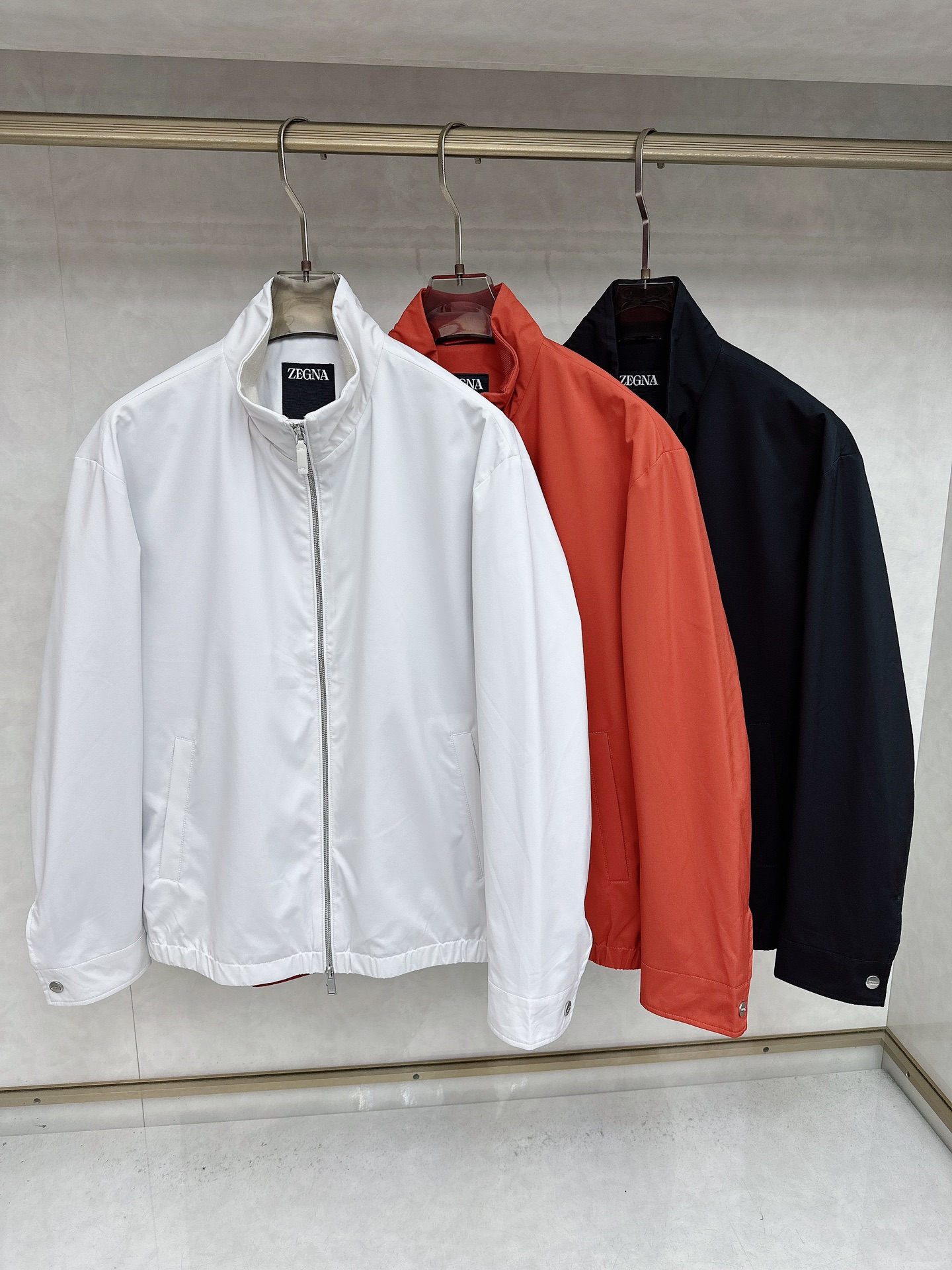 NO:516805,The new ZG JINIA classic stand-up collar light and thin cotton jacket, with open mold custom hardware and accessories, three-standards, the whole is simple and elegant, and polyester fiber. This fabric has the characteristics of wear resistance and easy to care. The hem has elastic edge-closing design, which can better fit the body and keep warm. The brand logo strip decoration on the back adds a hint of highlights and uniqueness to the whole, and the upper body is crisp and stylish!  .Code number 48-56., zegna, jackets & coats, alexander wang19860909上新ZG杰尼*亚 经典立领轻薄款棉服外套,开模定制五金辅料、三标齐,整体简单大方、采用聚酯纤维 这种面料具有耐磨 易打理等特点,下摆处带有弹性收边设计,能够更好地贴合身体、保持温暖,背部领口位置品牌标志条形装饰为整体添加一丝亮点和独特性,上身挺括有型！.码数48—56.,,zegna,jackets & coats,alexander wang,Men's clothing