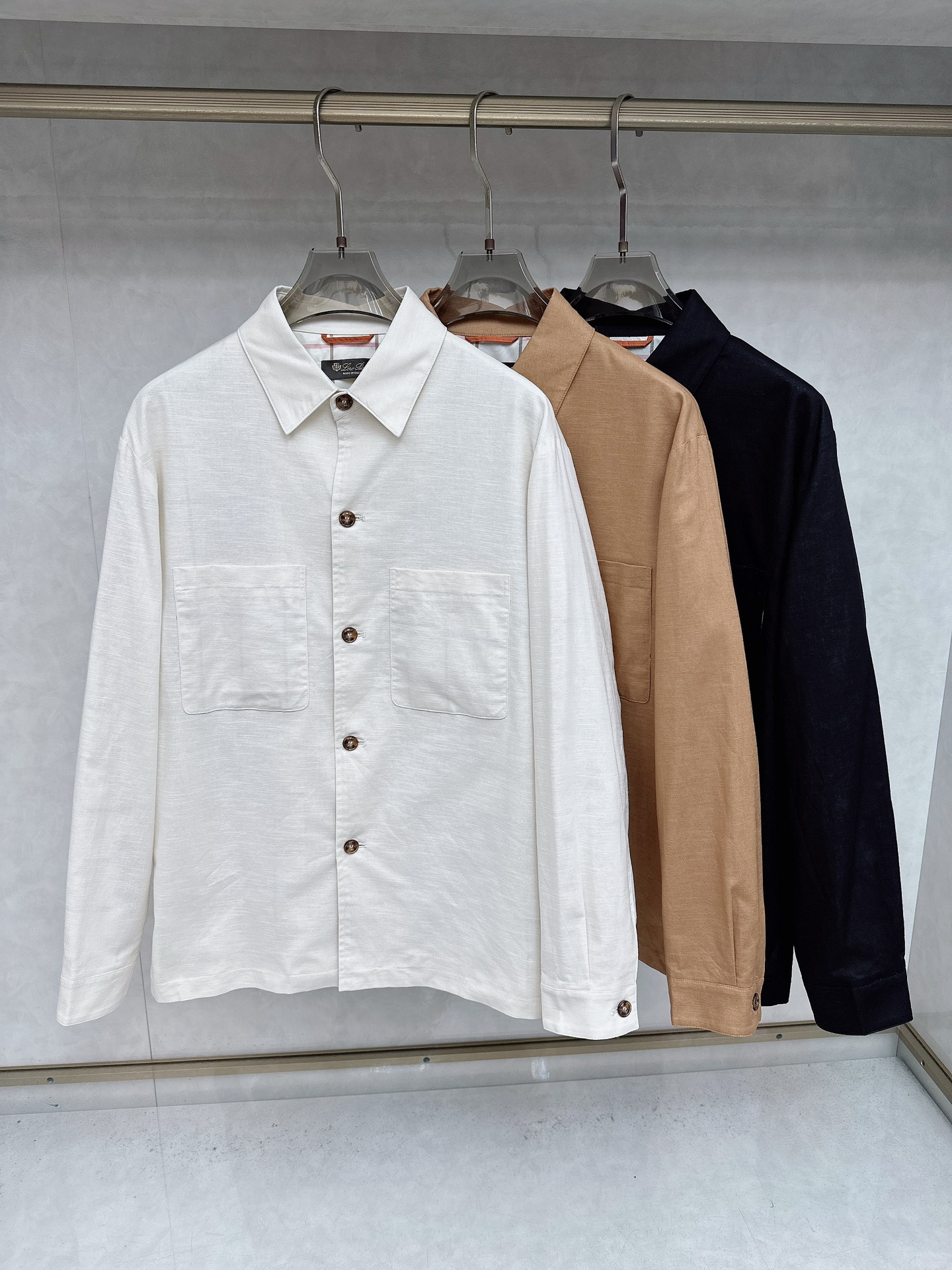 NO:516808,LP exclusively specializes in spring and summer new original single men's casual shirts, high-end customization, high-end version, fashionable and versatile original imported fabric, neckline hem, logo pattern design, super soft and delicate, skin-friendly and comfortable to wear, high-end boutique, OEM factory fine-made top body, very good, men's essential items, three standards, sizes 48-56,,loro piano,shirts,alexander wang19860909LP独家专供春夏新款原单男士休闲衬衫 高端定制 高版本 时尚百搭爆款原版进口面料 领口衣摆 logo图案设计 手感超柔软细腻 穿着亲肤舒适 高端精品 代工厂精细做上身非常赞 男士必备单品 三标齐全 尺码48-56,,loro piana,shirts,alexander wang,Men's clothing