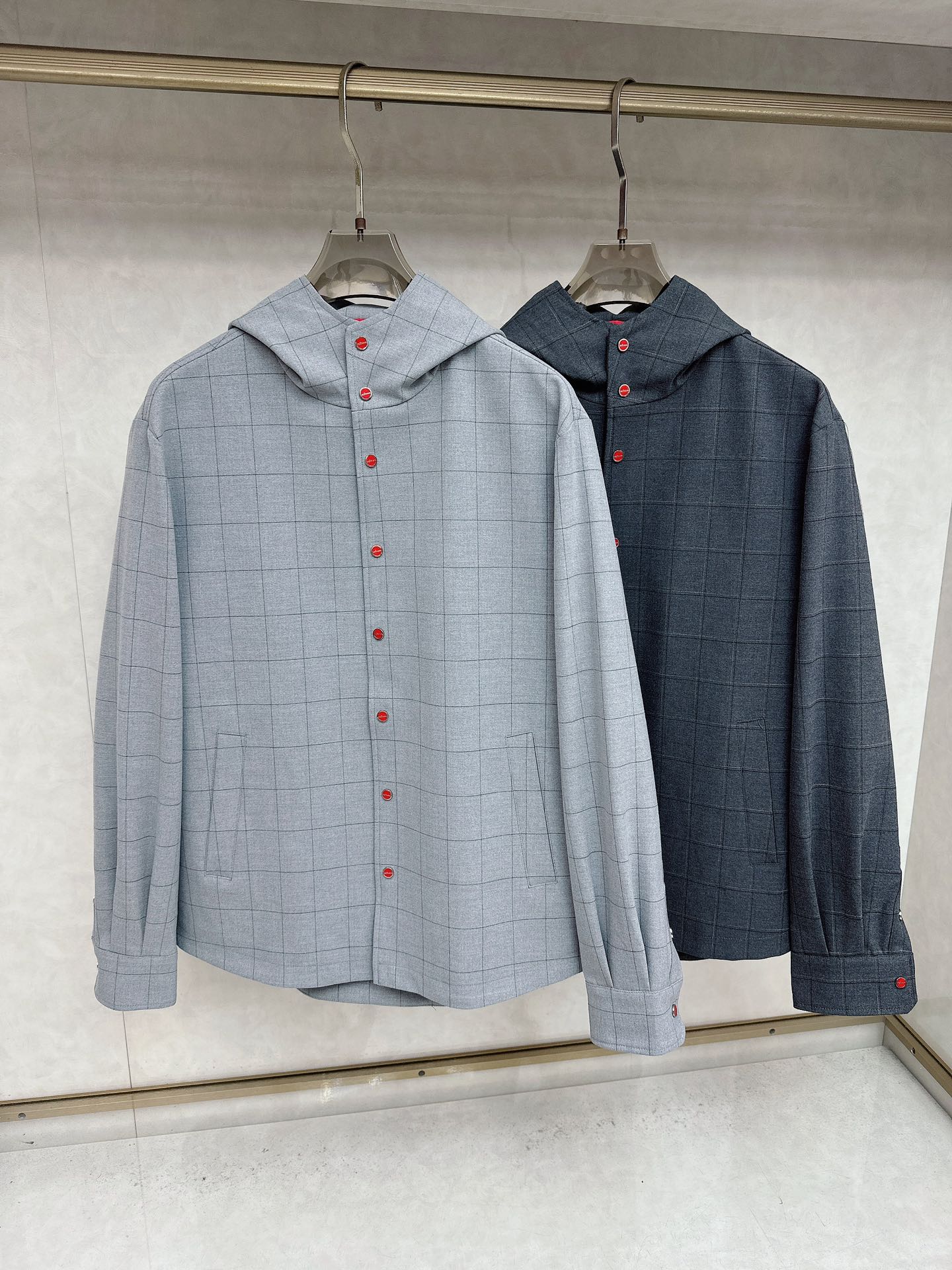 NO:516810,【Kiton】 2025 autumn and winter new men's jacket, original single three-standard high-end version!  Hooded style, high-end fabric, breathable and comfortable, impeccable details, brand elements design concept, exquisite workmanship and complex craftsmanship, professional purchasing grade reflects high quality. The feel is delicate and soft!  It is casually cut, with a great upper body style!  Original production Number of codes M~XXXL,,jackets & coats,jackets & coats,hats,alexander wang19860909【Kiton】 2025秋冬新款男士夹克外套,原单三标齐全高端版本！连帽款式 高定面料 透气舒适度高,细节无可挑剔,品牌元素设计理念,做工考究工艺复杂,专业代购级体现高品质.手感细腻柔软！呈现休闲裁剪,上身版型超赞！ 原单出品 码数M～XXXL,,jackets & coats,jackets & coats,hats,alexander wang,Men's clothing