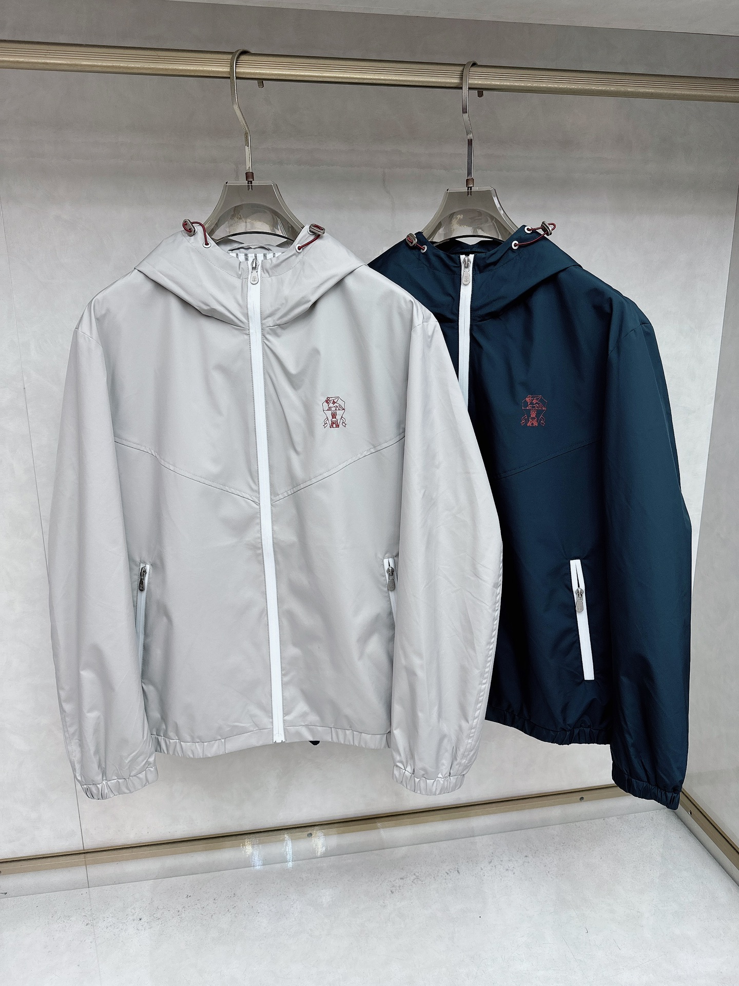 NO:516813,Top version Brunello Cucinelli 25SS new BC small-label jacket jacket is specially ordered for fabrics, waterproof or windproof functional fabrics, cut and sewn to ensure a crisp style. Three-dimensional cutting is used to fit ergonomics, and the hooded design adds a casual feeling. The cuffs and hem are shrink-edged to improve practicality and aesthetics. The zippers are finely sewn, and the pockets and other parts are reinforced to ensure firmness; the chest embroidery pattern needs to be accurately positioned and embroidered to enhance the texture of details. Number 48-56, brunello cucinelli, jackets & coats, hats, alexander wang19860909顶级版本 Brunello Cucinelli 25SS新款BC小标冲锋衣外套 客订专供面料,选用防水或防风功能性面料,经裁剪、缝制,保证版型挺括.采用立体裁剪,契合人体工学,连帽设计增添休闲感,袖口、下摆做缩口处理,提升实用性与美观度.拉链处精细缝合,口袋等部位加固,保障牢固度；胸口刺绣图案,需精准定位、绣制,提升细节质感 .码数48-56,,brunello cucinelli,jackets & coats,hats,alexander wang,Men's clothing