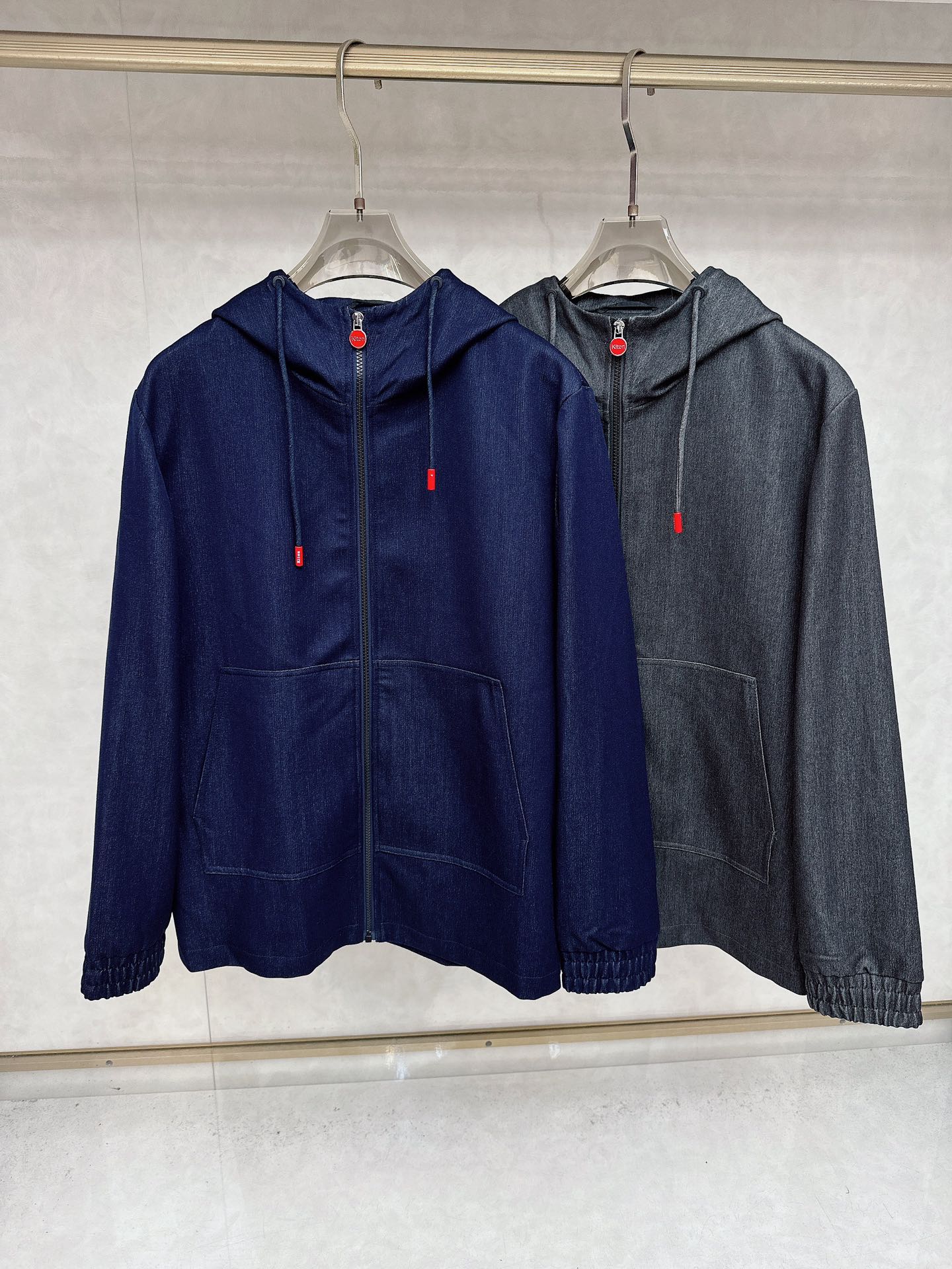 NO:516819,Kiton Denim jackets are made of selected Japanese Kurabo denim, known as the 'king of denim cloth'. They are known for their excellent texture and durability. The iconic red buttons are the finishing touch. Kiton denim jacket stands out for its unique charm and has become an indispensable classic item in the wardrobe. In terms of design, Kiton denim jacket adheres to the concept of simplicity but not simple. The smooth cutting lines outline a straight figure. The fabric is made of organic cotton as the raw material and is hand-woven on an antique loom, retaining the natural cotton. Softness and breathability, while giving the fabric a unique texture and texture. Through special washing technology, the denim jacket has a natural pure denim color and unique texture, making the fabric look more natural and full of history. In terms of fabric processing, Kiton uses pure hand-made polishing technology to process the fabric more delicate and soft, improving the comfort of wearing. The measurement elements not only increase the fashion sense of the jacket, but also enhance the overall texture. All wearers can find their own uniqueness and confidence in the busy urban life. Number of codes 48-56 (M-3XL), Jackets & coats,alexander wang19860909Kiton 牛仔外套采用甄选日本Kurabo丹宁布,被誉为“丹宁布之王”,以其出色的质感和耐用性著称,标志性的红色钮扣,堪称点睛之笔,Kiton牛仔外套以其独特的魅力脱颖而出,成为衣橱中不可或缺的经典单品.在设计上,Kiton牛仔外套秉持了简约而不简单的理念.流畅的剪裁线条,勾勒出挺拔的身姿,面料以有机棉为原料,在古董织布机上手工纺织而成,保留了棉质的天然柔软与透气性,同时赋予面料独特的纹理和质感,通过特殊的水洗工艺,赋予牛仔外套自然纯粹的牛仔色泽和独特的质感,使面料看起来更加自然、充满历史感.在面料处理上,Kiton采用纯手工打磨技术,将面料处理得更加细腻、柔软,提升穿着的舒适度.计元素不仅增加了外套的时尚感,也提升了整体的质感.让每一位穿着者都能在繁忙的都市生活中找到属于自己的那份独特与自信. 码数48-56（M-3XL）,,jackets & coats,alexander wang,Men's clothing