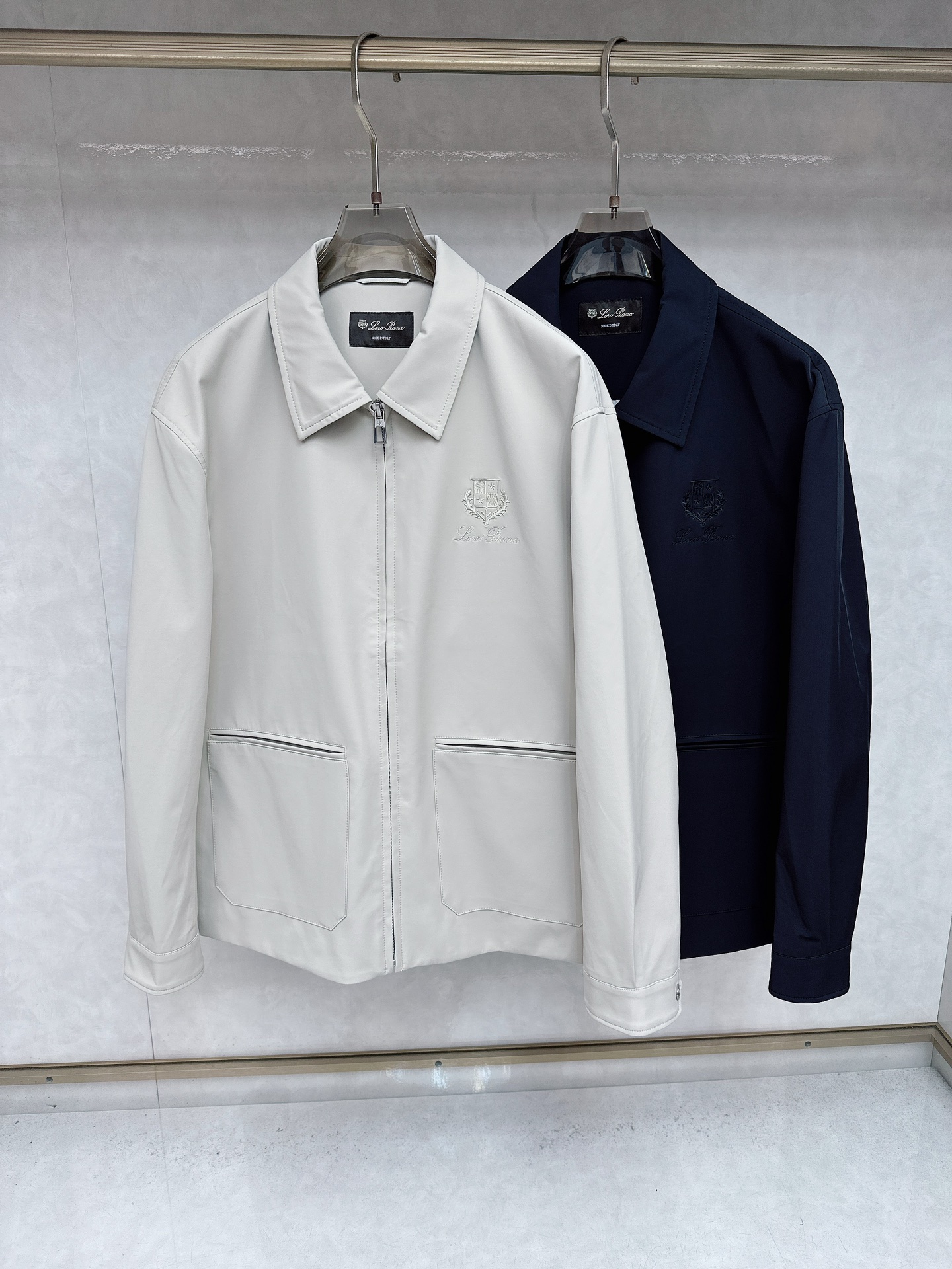 NO:516822,LP new products, top quality, same style on the official website, complete with three standards!  2025 new men's jacket, fashionable and casual high-end version!  Customized fabrics are breathable and comfortable, with impeccable details, and the brand element design concept reflects high quality. They feel delicate and soft!  It is casually cut, with a great upper body style!  Code number M-3Xl.,,loro piana,jackets & coats,jackets & coats,alexander wang19860909LP 新品 顶级品质 官网同款,三标齐全！2025新款男士夹克外套,时尚休闲高端版本！定制面料 透气舒适度高,细节无可挑剔,品牌元素设计理念,体现高品质.手感细腻柔软！呈现休闲裁剪,上身版型超赞！码数M-3Xl .,,loro piana,jackets & coats,jackets & coats,alexander wang,Men's clothing