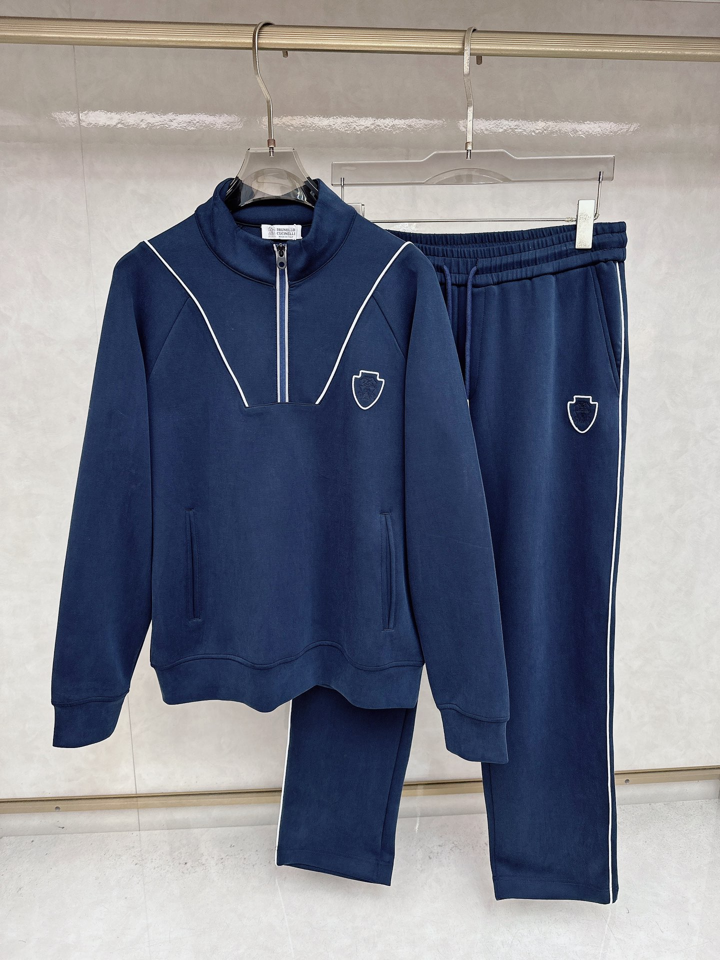 NO:516812,Set.BC-Brunello Cucineli Brunello Cucineli exclusively provides the new same sweatshirt suit, full of high-end feel!  The details are exquisite and high-end, and the workmanship is impeccable!  Imported fabrics are three-dimensional, exquisite and delicate. The original high-end double-sided jersey fabrics are very high-end!  Original zipper!  The fabric is crisp, wrinkle-resistant, wear-resistant, moisture absorption, quick drying and breathable, neat and stylish. Code number M-3XL, brunello cucinelli, hoodie, sweatshirts, alexander wang19860909套.BC-Brunello Cucineli 布鲁内洛·库奇内利独家专供新款同款卫衣套装,高级感满满！细节精致高档,做工无可挑剔！进口面料 立体精致细腻.原版高端双面平纹针织面料很显高级！原版拉链！面料挺括抗皱耐磨,吸湿速干透气,利落有型.码数M-3XL,,brunello cucinelli,hoodie,sweatshirts,alexander wang,Men's clothing