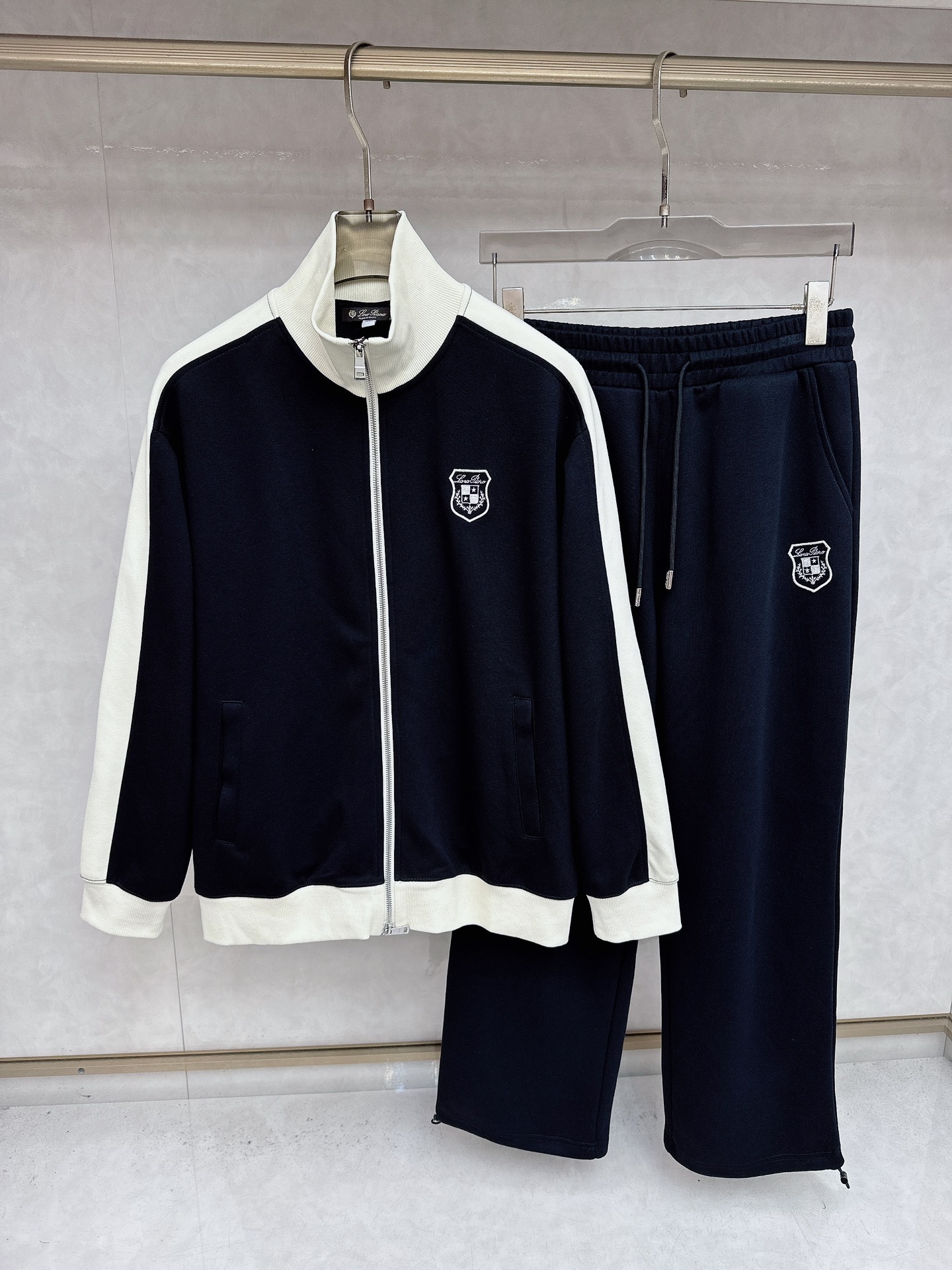 NO:516815,Set.-Loro Piana exclusively offers new styles of the same sweatshirt set, full of high-end feel!  The details are exquisite and high-end, and the workmanship is impeccable!  Imported fabrics are three-dimensional, exquisite and delicate. The original high-end double-sided jersey fabrics are very high-end!  Original zipper!  The fabric is crisp, wrinkle-resistant, wear-resistant, moisture absorption, quick drying and breathable, neat and stylish. S-3XL, loro piano, hoodie, sweatshirts, alexander wang19860909套.-Loro Piana独家专供新款同款卫衣套装,高级感满满！细节精致高档,做工无可挑剔！进口面料 立体精致细腻.原版高端双面平纹针织面料很显高级！原版拉链！面料挺括抗皱耐磨,吸湿速干透气,利落有型.码数S-3XL,,loro piana,hoodie,sweatshirts,alexander wang,Men's clothing