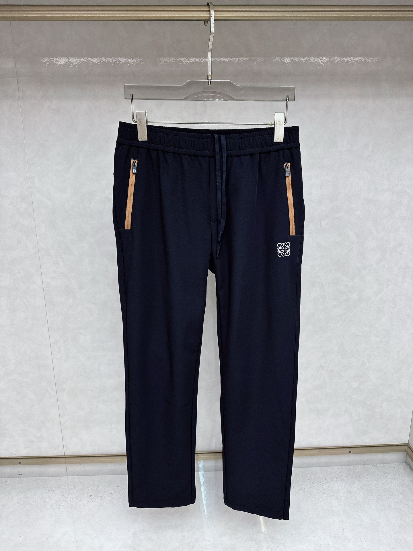 NO:516818,LO*WE 2025 autumn and winter new men's fashion high-end casual pants, Hong Kong foreign business channel products, original Japanese products, pure blood quality, perfectly continues the essence and genes of LOE*'s home. From the main fabric to the detailed craftsmanship, all show the ingenuity of quality, using multiple brand elements to interpret it, trouser leg logo pressing design!  Identity manifestation that belongs to the soul!  Customers supply high-end imported pure cotton fabrics, very high-end and fashionable detailed craftsmanship, red ear cloth is completed by a specific antique loom. This element represents the identity and rank of jeans, which is very worthy of savoring!  In terms of matching, it is invincible and explains the versatility in place, with ingenious details and exquisite accessories. The auxiliary materials are all provided by foreign merchants. They are tailored and slim, and the upper body is lifted with an excellent effect. They are a styling item that is hard to come by!  Size M-4XL, loewe, loewe, jeans, alexander wang19860909LO*WE罗意威2025秋冬新品男士时装款高端休闲裤,香港洋行渠道货,日本原厂出品,纯血统品质,完美延续了LOE*家的精髓与基因,从主体面料到细节工艺,无不彰显出品质的匠心所在,运用多个品牌元素标识来诠释,裤腿logo压胶设计！属于灵魂式的身份彰显！客供高级进口纯棉面料,非常高级且时髦的细节工艺,赤耳布是由特定古董织布机完成,此元素代表着牛仔裤的身份及段位,非常值得细品悦人！在搭配上所向无敌,把百搭阐释到位,细节匠心考究,辅料皆为外商客供,剪裁合体修身,上身提臀效果绝佳,可遇而不可求的造型单品！尺码M-4XL,,loewe,loewe,jeans,alexander wang,Men's clothing