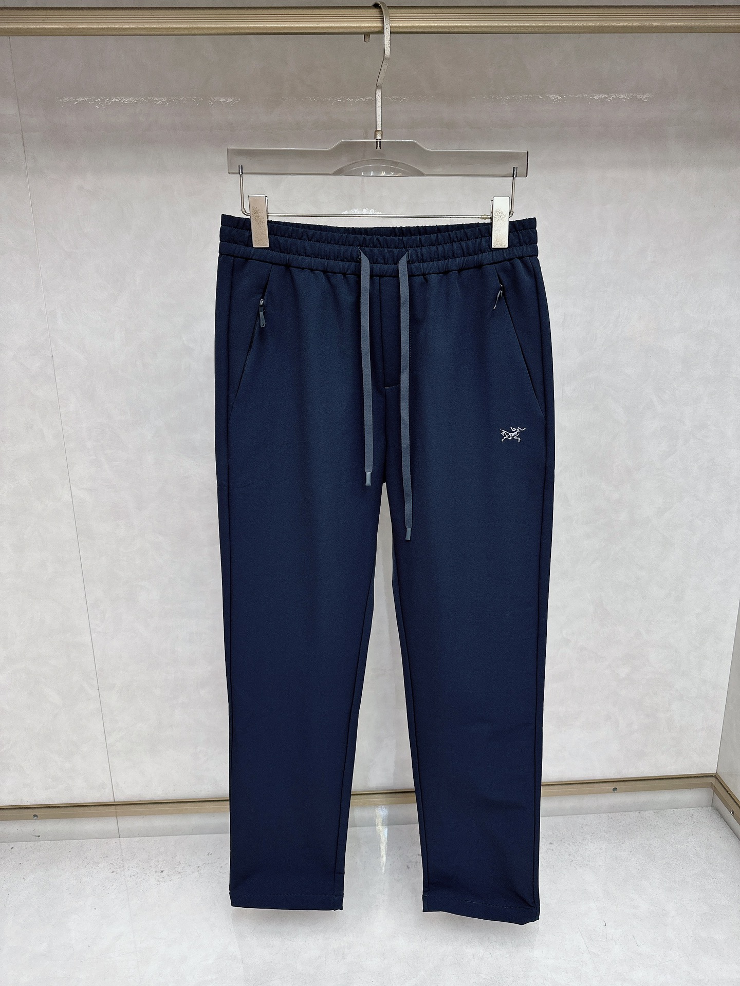 NO:516821,Archaeopteryx 2025 autumn and winter new men's fashion high-end casual pants, Hong Kong foreign business channel goods, original Japanese production, pure blood quality, perfectly continuing the essence and genes of LOE*'s home. From the main fabric to the detailed craftsmanship, all show the ingenuity of quality, using multiple brand elements to interpret it, trouser leg logo pressing design!  Identity manifestation that belongs to the soul!  Customers supply high-end imported pure cotton fabrics, very high-end and fashionable detailed craftsmanship, red ear cloth is completed by a specific antique loom. This element represents the identity and rank of jeans, which is very worthy of savoring!  In terms of matching, it is invincible and explains the versatility in place, with ingenious details and exquisite accessories. The auxiliary materials are all provided by foreign merchants. They are tailored and slim, and the upper body is lifted with an excellent effect. They are a styling item that is hard to come by!  Size M-4XL, loewearc'teryx,jeans,alexander wang19860909始祖鸟 2025秋冬新品男士时装款高端休闲裤,香港洋行渠道货,日本原厂出品,纯血统品质,完美延续了LOE*家的精髓与基因,从主体面料到细节工艺,无不彰显出品质的匠心所在,运用多个品牌元素标识来诠释,裤腿logo压胶设计！属于灵魂式的身份彰显！客供高级进口纯棉面料,非常高级且时髦的细节工艺,赤耳布是由特定古董织布机完成,此元素代表着牛仔裤的身份及段位,非常值得细品悦人！在搭配上所向无敌,把百搭阐释到位,细节匠心考究,辅料皆为外商客供,剪裁合体修身,上身提臀效果绝佳,可遇而不可求的造型单品！尺码M-4XL,,loewearc'teryx,jeans,alexander wang,Men's clothing