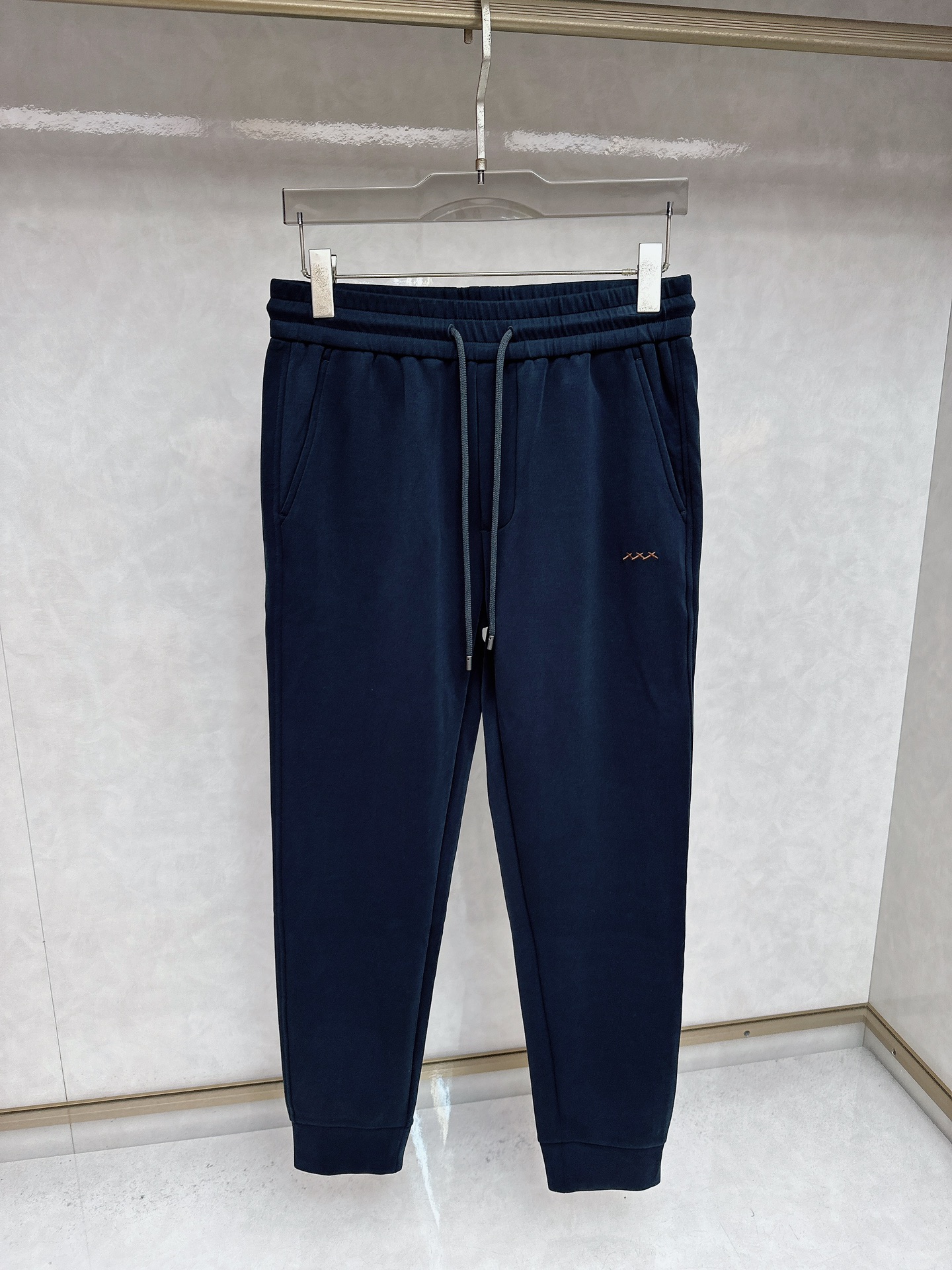 NO:516824,Zenia 2025 autumn and winter new casual pants! The official website is released simultaneously. The brand's classic LOGO casual pants, customized fabric, excellent comfort and strong hand touch. The work is extremely sensitive and the perfect quality craftsmanship. Size M-3XL, zegna, alexander wang19860909杰尼亚 2025秋冬新款休闲裤！官网同步发售.品牌经典LOGO休闲裤,定制面料,舒适度极好,手触感 烈.辦识度极高,完美品相工艺.尺码M-3XL,,zegna,alexander wang,Men's clothing