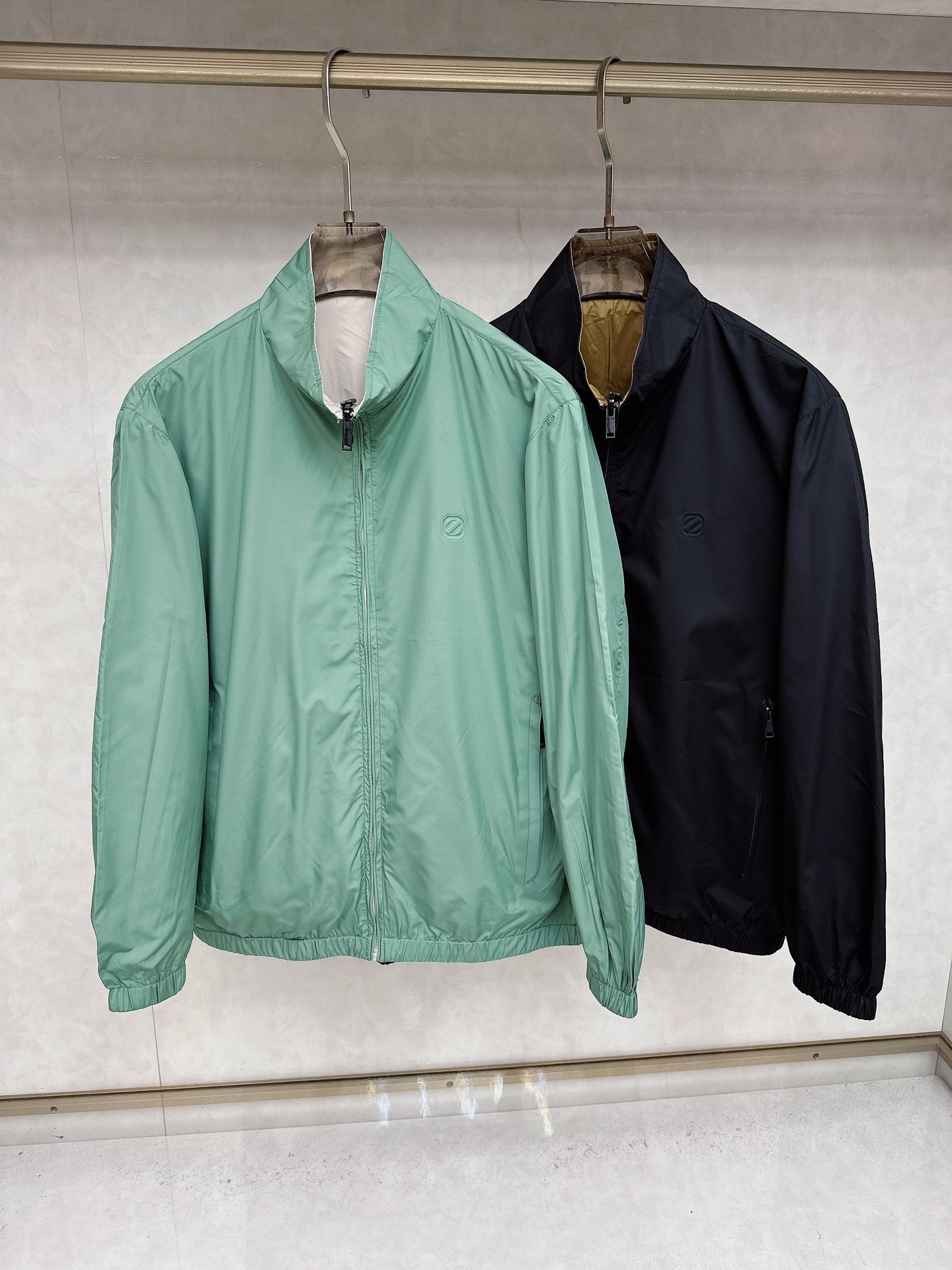 NO:519056,ZEGNA exclusively offers the latest fashionable jackets. Double-sided design. A jacket with a very good look and quality, which is not critical to the quality control. You can buy it directly. You can't miss it! Through the detailed pictures, you can feel its powerful aura, and the warm-concentration effect is significant, so you don’t have to worry about the chill at all! It is both fashionable and functional, and the whole style looks more luxurious and elegant! Size M-3XL, zegna, jackets & coats, jackets & coats, alexander wang19860909ZEGNA杰尼亚独家专供最新时尚夹克. 双面穿设计 经典设计感与颜值爆棚的外套,品质更是无法挑剔品控可以直接入手,不容过错的高端臻品！通过细节图片便可感受到它强悍的气场,聚温保暖效果显著,完全不用担心会有一点寒意！时尚与功能性兼备,整款显得更加的奢华大气！ 尺码M-3XL,,zegna,jackets & coats,jackets & coats,alexander wang,Men's clothing