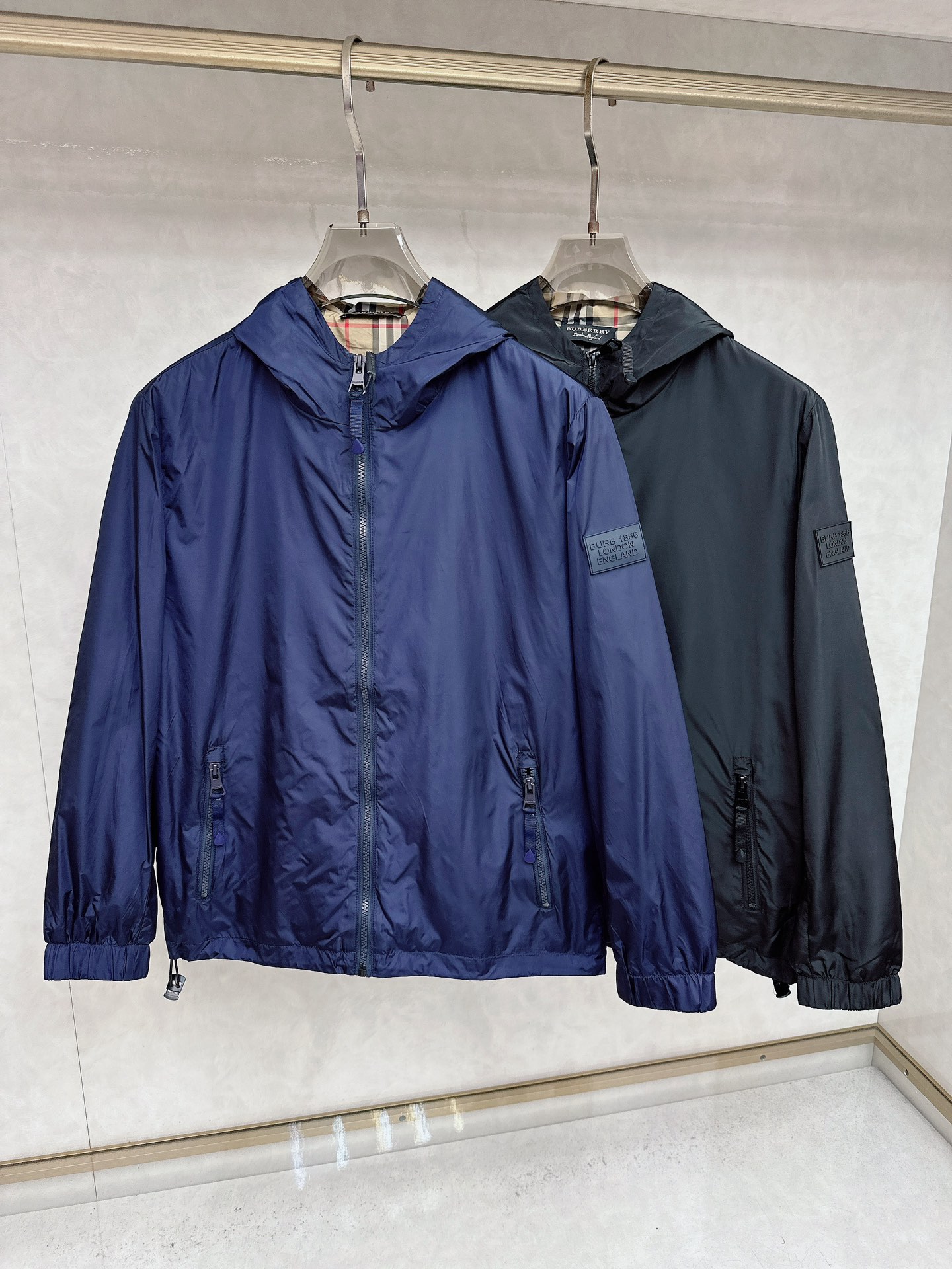 NO:519059,Burberry exclusively offers the latest fashionable jackets. Double-sided design. A jacket with a very good look and quality, which is not critical to the quality control. You can buy it directly. You can't miss it! Through the detailed pictures, you can feel its powerful aura, and the warm-concentration effect is significant, so you don’t have to worry about the chill at all! It is both fashionable and functional, and the whole style looks more luxurious and elegant! Size M-3XL, burberry, jackets & coats, jackets & coats, alexander wang19860909巴宝莉 独家专供最新时尚夹克. 双面穿设计 经典设计感与颜值爆棚的外套,品质更是无法挑剔品控可以直接入手,不容过错的高端臻品！通过细节图片便可感受到它强悍的气场,聚温保暖效果显著,完全不用担心会有一点寒意！时尚与功能性兼备,整款显得更加的奢华大气！ 尺码M-3XL,,burberry,jackets & coats,jackets & coats,alexander wang,Men's clothing