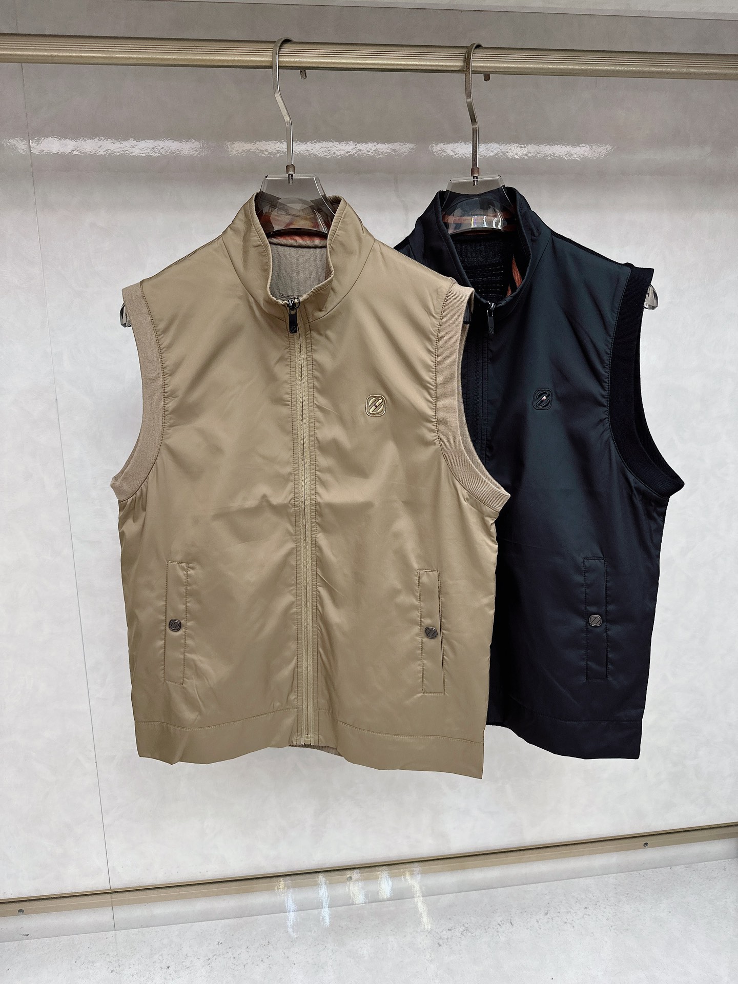 NO:519062,Jenia exclusively offers the latest spring and autumn fashion stand-up vests. Classic design and a vest with great appearance. The quality is even more unscrupulous. You can buy it directly. You can't get it right! Through the detailed pictures, you can feel its powerful aura, and the warm-concentration effect is significant, so you don’t have to worry about the chill at all! It is both fashionable and functional, and the whole style looks more luxurious and elegant! Size M-3XL, zegna,alexander wang19860909杰尼亚 独家专供最新春秋时尚立领马甲 经典设计与颜值爆棚的马甲 品质更是无法挑剔品控可以直接入手,不容过错的高端臻品！通过细节图片便可感受到它强悍的气场,聚温保暖效果显著,完全不用担心会有一点寒意！时尚与功能性兼备,整款显得更加的奢华大气！ 尺码M-3XL,,zegna,alexander wang,Men's clothing