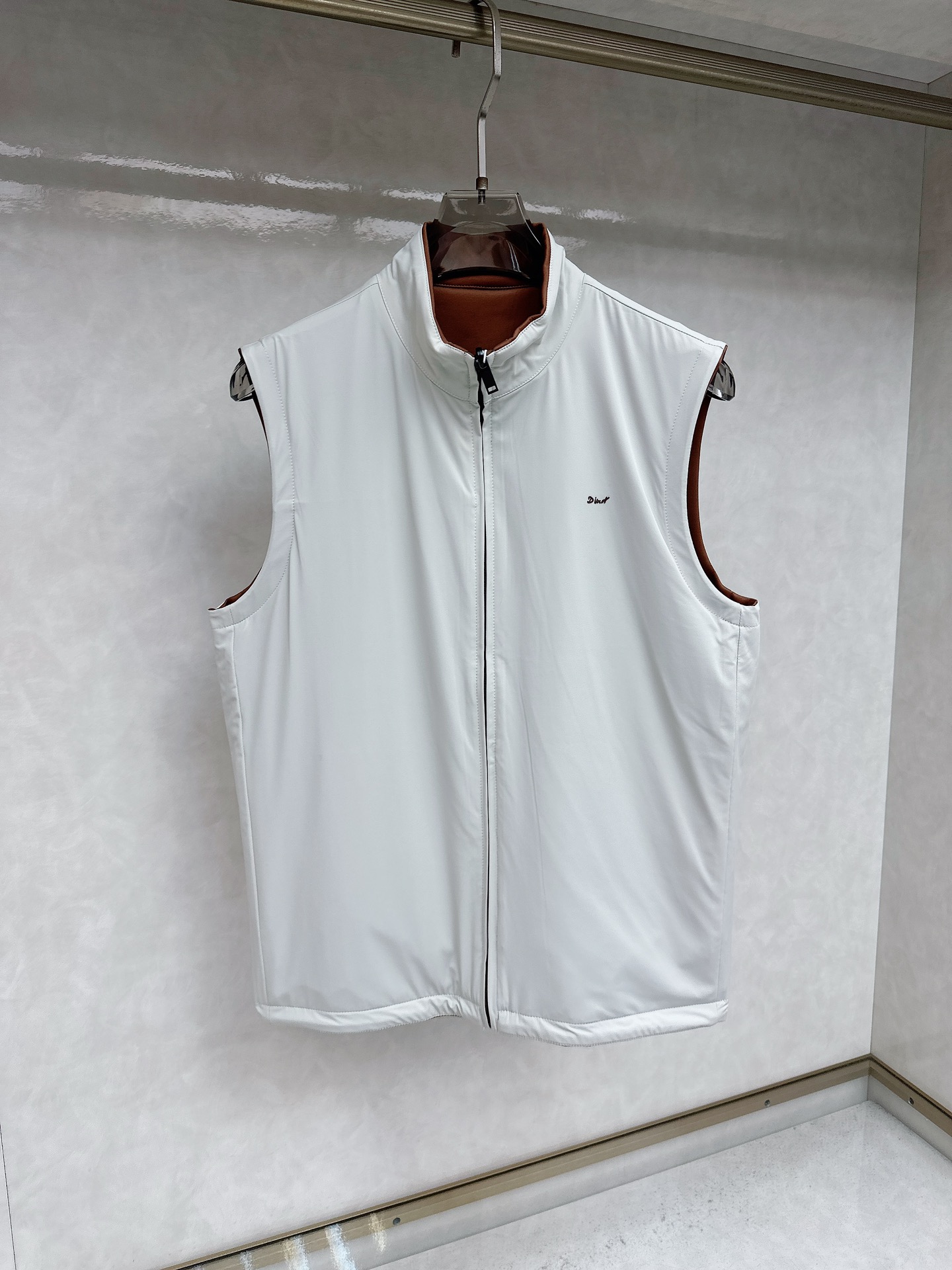 NO:519065,Dior exclusively offers the latest spring and autumn fashion stand-up vests. Classic design and a vest with great appearance. The quality is even more unscrupulous. You can buy it directly. You can't get it right! Through the detailed pictures, you can feel its powerful aura, and the warm-concentration effect is significant, so you don’t have to worry about the chill at all! It is both fashionable and functional, and the whole style looks more luxurious and elegant! Size M-3XL, dior,alexander wang19860909迪奥独家专供最新春秋时尚立领马甲 经典设计与颜值爆棚的马甲 品质更是无法挑剔品控可以直接入手,不容过错的高端臻品！通过细节图片便可感受到它强悍的气场,聚温保暖效果显著,完全不用担心会有一点寒意！时尚与功能性兼备,整款显得更加的奢华大气！ 尺码M-3XL,,dior,alexander wang,Men's clothing