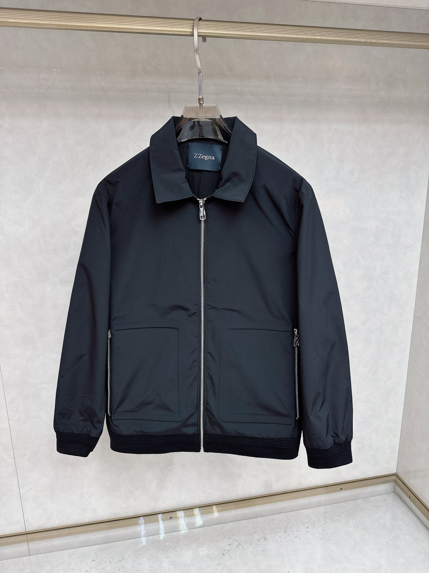 NO:519071,The new autumn and winter style of Zenia 1885ss is released. Zenia lapel jacket, autumn hot wool fabric jacket, fixed weaving and dyeing, exquisite details, delicate and soft touch, it is comfortable and comfortable to wear, lazy and casual, fsh combined with clean and simple colors is particularly durable, suitable for daily wear~ I love to launch sports items embellished with vitality prints!  Complete three standards Size M-3XL, zegna, jackets & coats, jackets & coats, alexander wang19860909杰尼亚1885ss秋冬新款发布 杰尼亚翻领夹克外套,秋季爆款毛呢面料夹克,定织定染,细节考究,触感细腻柔和,穿上就是舒适自在又显瘦的存在,慵懒而随性,fsh结合干净简单的色系就特别耐看,适合日常穿着~倾情推出缀饰活力印花的运动单品！三标齐全 尺码M-3XL,,zegna,jackets & coats,jackets & coats,alexander wang,Men's clothing