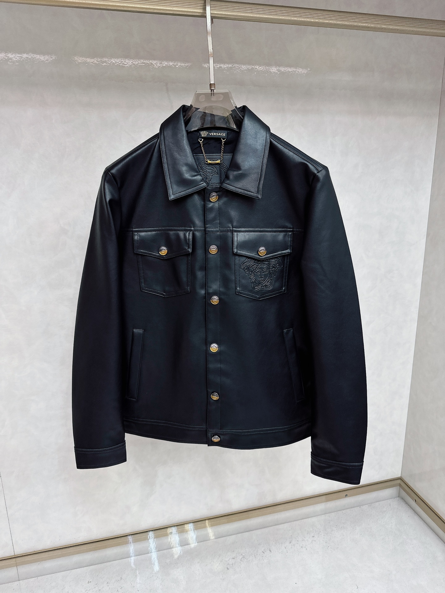 NO:519076,Versace exclusively for new original single men's casual jacket, breathable and comfortable, high-end customization, high-end version, fashionable and versatile imported fabric, super soft and delicate, skin-friendly and comfortable to wear, high-end boutique, OEM, fine-tuned top-body, men's essential items, complete three standards, code M-3XL,,versace, jackets & coats,alexander wang19860909范思哲 独家专供新款原单男士休闲夹克 透气舒适 高端定制 高版本 时尚百搭爆款进口面料 手感超柔软细腻 穿着亲肤舒适 高端精品 代工厂精细做上身非常赞 男士必备单品 三标齐全 码数M-3XL,,versace,jackets & coats,alexander wang,Men's clothing