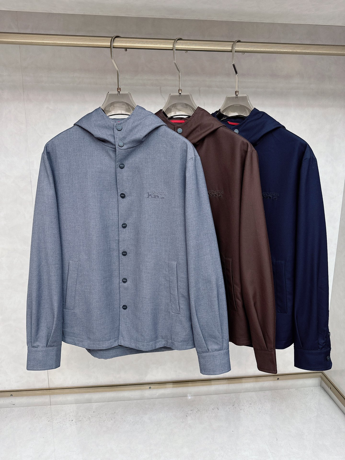 NO:516797,2025 autumn and winter new men's jacket, original single three-standard full high-end version!  Hooded style, high-end fabric, breathable and comfortable, impeccable details, brand elements design concept, exquisite workmanship and complex craftsmanship, professional purchasing grade reflects high quality. The feel is delicate and soft!  It is casually cut, with a great upper body style!  Original production Number of codes M~XXXL,,jackets & coats,jackets & coats,hats,alexander wang198609092025秋冬新款男士夹克外套,原单三标齐全高端版本！连帽款式 高定面料 透气舒适度高,细节无可挑剔,品牌元素设计理念,做工考究工艺复杂,专业代购级体现高品质.手感细腻柔软！呈现休闲裁剪,上身版型超赞！ 原单出品 码数M～XXXL,,jackets & coats,jackets & coats,hats,alexander wang,Men's clothing