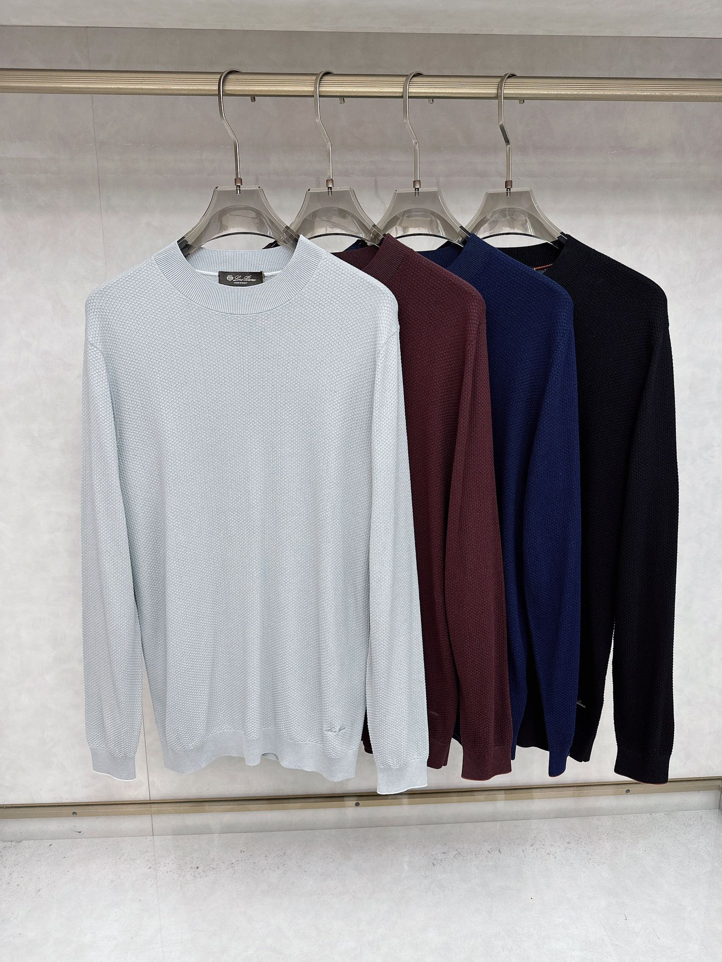 NO:516800,LP official website is released simultaneously! All accessories are customized for original products, and the trading company's genuine product orders. High-end custom imported fabrics are extracted from natural plant fibers. They are thinner than ordinary cotton fabrics. They feel soft and comfortable to wear. They are not easy to irritate the skin. The fabric is hygroscopic and breathable. Size: 48-56,,loro piana,alexander wang19860909LP 官网同步发售！辅料全部原版定制出品,贸易公司真品订单.高级定制进口面料,以天然植物纖維提炼出来,比一般棉织物轻薄 手感柔软,穿着舒适 完全不易有刺激皮肤 面料吸湿性、透气性良好 尺码: 48-56,,loro piana,alexander wang,Men's clothing