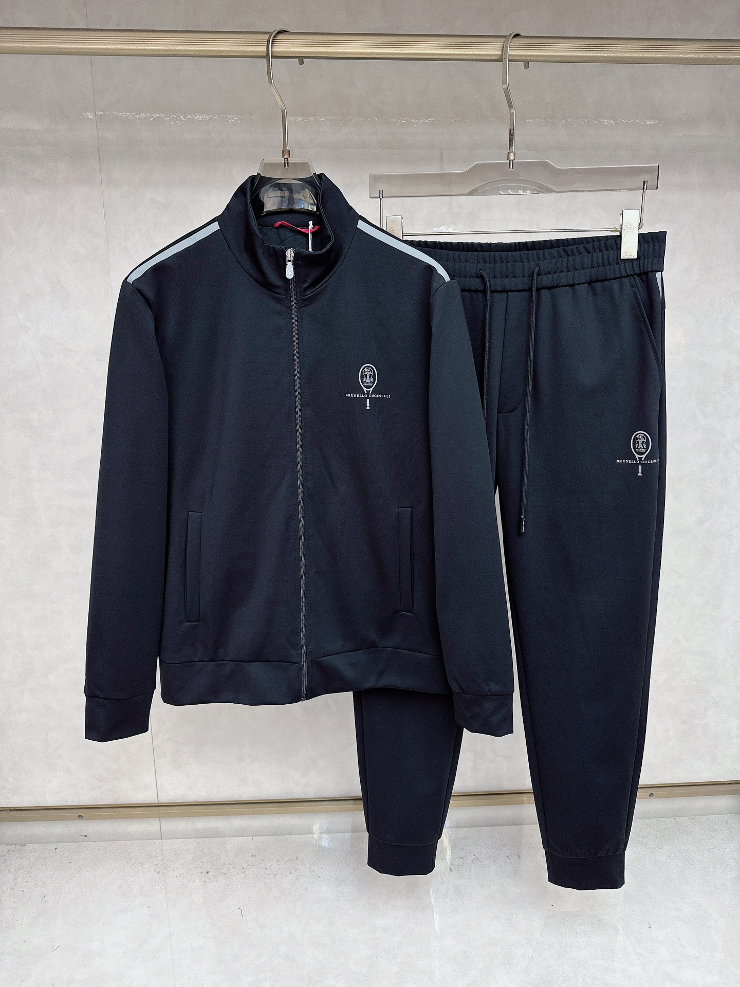 NO:530175,BC 25 autumn and winter stand-up collar jacket This jacket uses a classic brand style, with a crisp and stylish fabric, with a delicate luster, giving it a high-end texture; it is light and easy to handle, and can quickly return to flatter after folding and storage, and always maintains a neat appearance. It enhances brand awareness and fashion sense; the zippered pocket on the chest is convenient for storing small objects, and is both beautiful and practical. The neat stand-up collar style is simple and practiced, fits the neck lines, shaping upright posture, and lightly adapts to business negotiations, daily travel and other diverse scenes. The tailoring optimizes the body proportions, neat and not drags, matches casual pants to show casualness, and paired with trousers to interpret business styles. One-dress unlocks a variety of styles. M-3XL,, jackets & coats, alexander wang19860909BC 25秋冬款立领外套这款外套选用品牌经典版型,面料挺括有型,自带细腻光泽,呈现高级质感；轻盈易打理,折叠收纳后仍能快速恢复平整,时刻保持利落外观.,提升品牌识度与时尚感；胸前拉链口袋,方便存放小物件,兼具美观与实用性.利落的立领版型,简约千练,贴合颈部线条,塑造挺拔姿态,轻适配商务洽谈、日常出行等多元场景.剪裁优化身材比例,利落不拖沓,搭配休闲裤展现随性,配西裤诠释商务型格 一衣解锁多样风格.M-3XL,,jackets & coats,alexander wang,Men's clothing