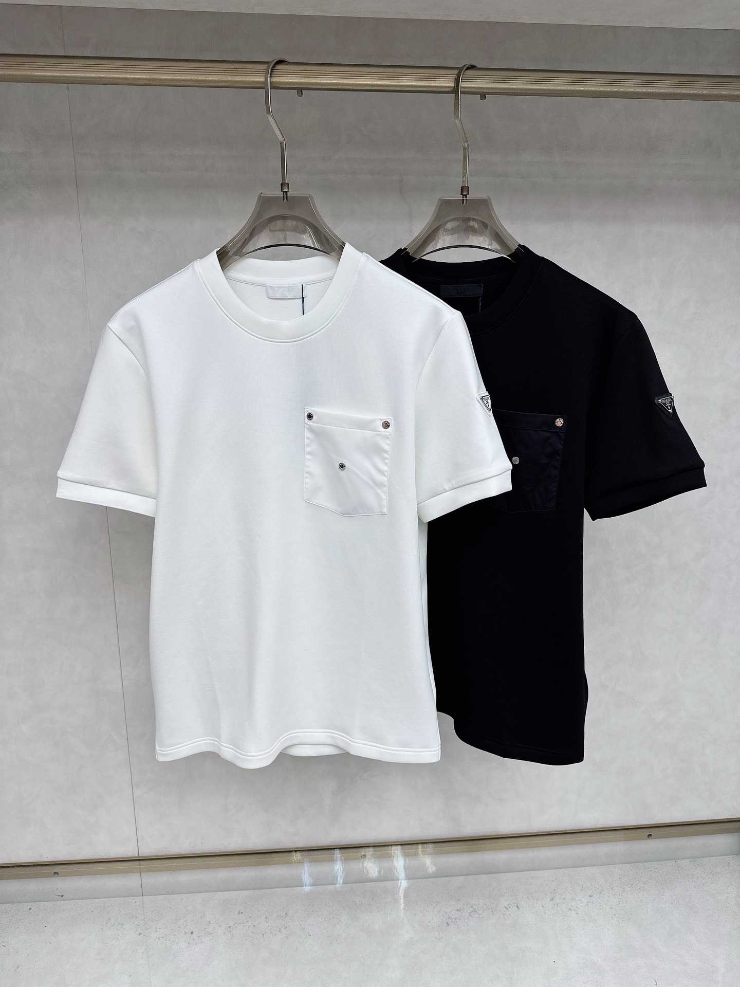 NO:519070,Prada 2025 Autumn and Winter Round neck short-sleeved T-shirt base shirt Elemental Logo badge highlights the casual and fashionable charm, and is still unique in style. It is well equipped with a companion... Customer-supplied high-strength elastic knitted liquid ammonia air-layer fabric, flat and symmetrical knitted light and refreshing, soft and comfortable, and excellent breathability. Simple and unique charm. The straight-tailed version is more suitable for matching with various trendy and fashionable styles. It uses instrument embroidery, and the delicate and full texture highlights, bringing a new experience for fashion sports and leisure. Size M-3XL,,prada,T-shirt,tees,t-shirt,alexander wang19860909普拉达 2025秋冬 圆领短袖T恤打底衫 元素性的Logo徽章凸显休闲时尚魅力,依然独领时尚风骚.内搭好伴侣… 客供高支弹力针织液氨空气层面料,平整匀称的针织轻薄清爽,柔软舒适,透气性极佳.简洁而富有独特魅力.直裁版型更为适合搭配各种潮流时尚造型. 采用器械刺绣,细腻饱满的质感突显,为时尚运动休闲带来全新体验. 尺码 M-3XL,,prada,T-shirt,tees，t-shirt,alexander wang,Men's clothing