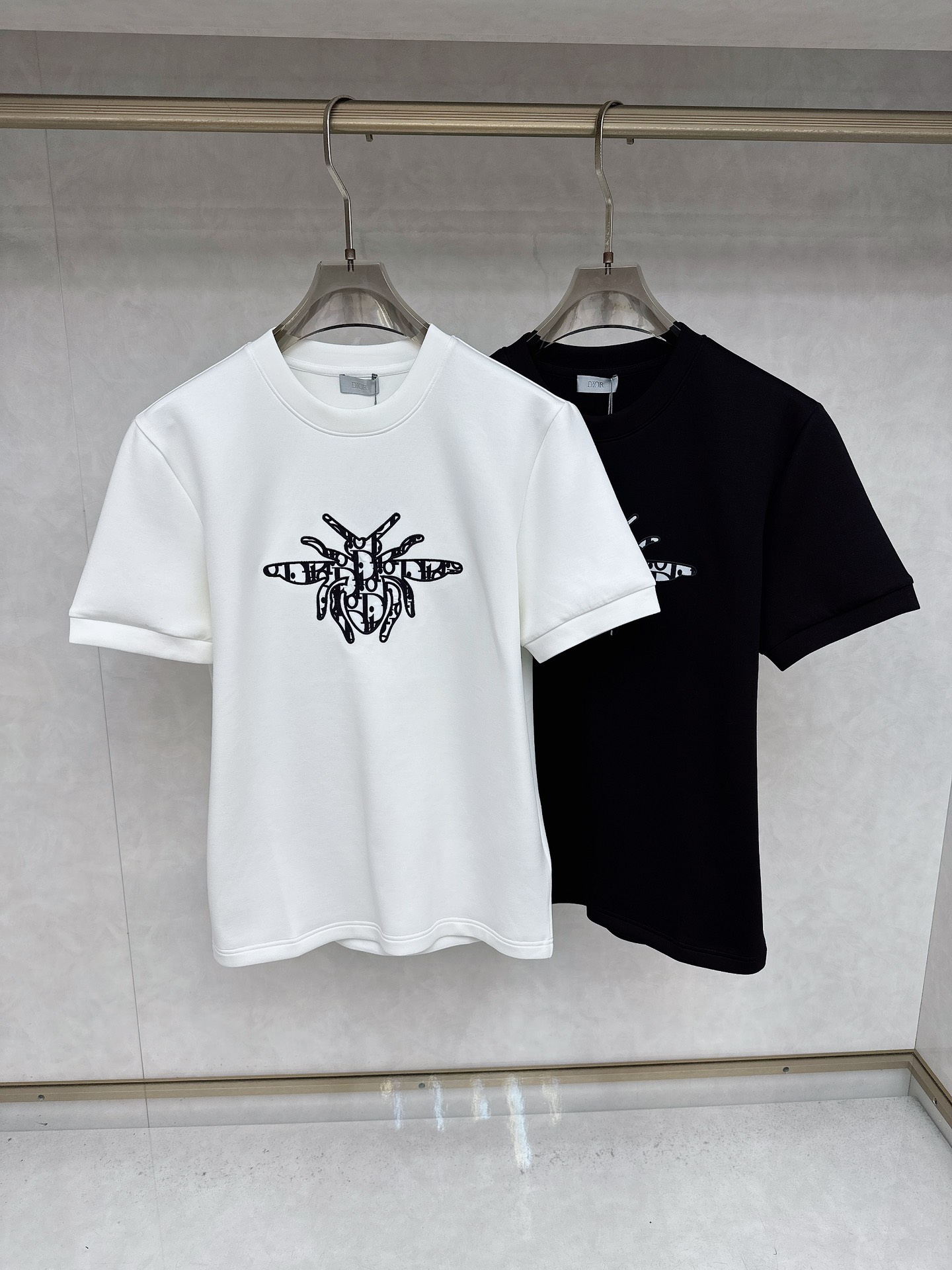 NO:519073,Dior 2025 Autumn and Winter Round neck short-sleeved T-shirt base shirt Elemental Logo badge highlights the casual and fashionable charm, and is still unique in style. It is fitted with a companion inside... Customer-supplied high-strength elastic knitted liquid ammonia air-layer fabric, flat and symmetrical knitted light and refreshing, soft and comfortable, and excellent breathability. Simple and unique charm. The straight-cut style is more suitable for matching with various trendy and fashionable styles. It uses instrument embroidery, and the delicate and full texture highlights, bringing a new experience for fashion sports and leisure. Size M-3XL,,dior,T-shirt,tees,t-shirt,alexander wang19860909迪奥 2025秋冬 圆领短袖T恤打底衫 元素性的Logo徽章凸显休闲时尚魅力,依然独领时尚风骚.内搭好伴侣… 客供高支弹力针织液氨空气层面料,平整匀称的针织轻薄清爽,柔软舒适,透气性极佳.简洁而富有独特魅力.直裁版型更为适合搭配各种潮流时尚造型. 采用器械刺绣,细腻饱满的质感突显,为时尚运动休闲带来全新体验. 尺码 M-3XL,,dior,T-shirt,tees，t-shirt,alexander wang,Men's clothing