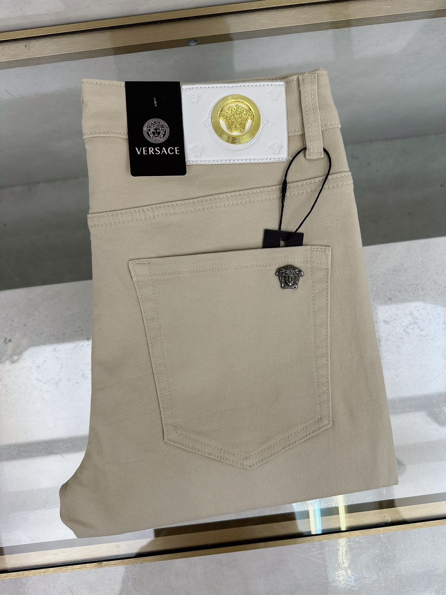 NO:516782,Versace 2025 autumn and winter new styles are available simultaneously on the official website, 2025 autumn and winter new men's casual jeans, original single quality, customized original denim fabric, logo pattern design, body original hardware and accessories decoration, three-dimensional and clear, c super trendy personality, fashionable and stylish upper body!  Trendy men's must-have items, 28-38, versace, jeans, alexander wang19860909范思哲 2025秋冬新款官网同步发售,2025秋冬新品男士休闲牛仔裤,原单品质,定制原版牛仔面料,logo图案设计,身原版五金辅料装饰,立体清晰,c超级潮流个性,上身时尚有型！潮男必备单品 码数28-38,,versace,jeans,alexander wang,Men's clothing