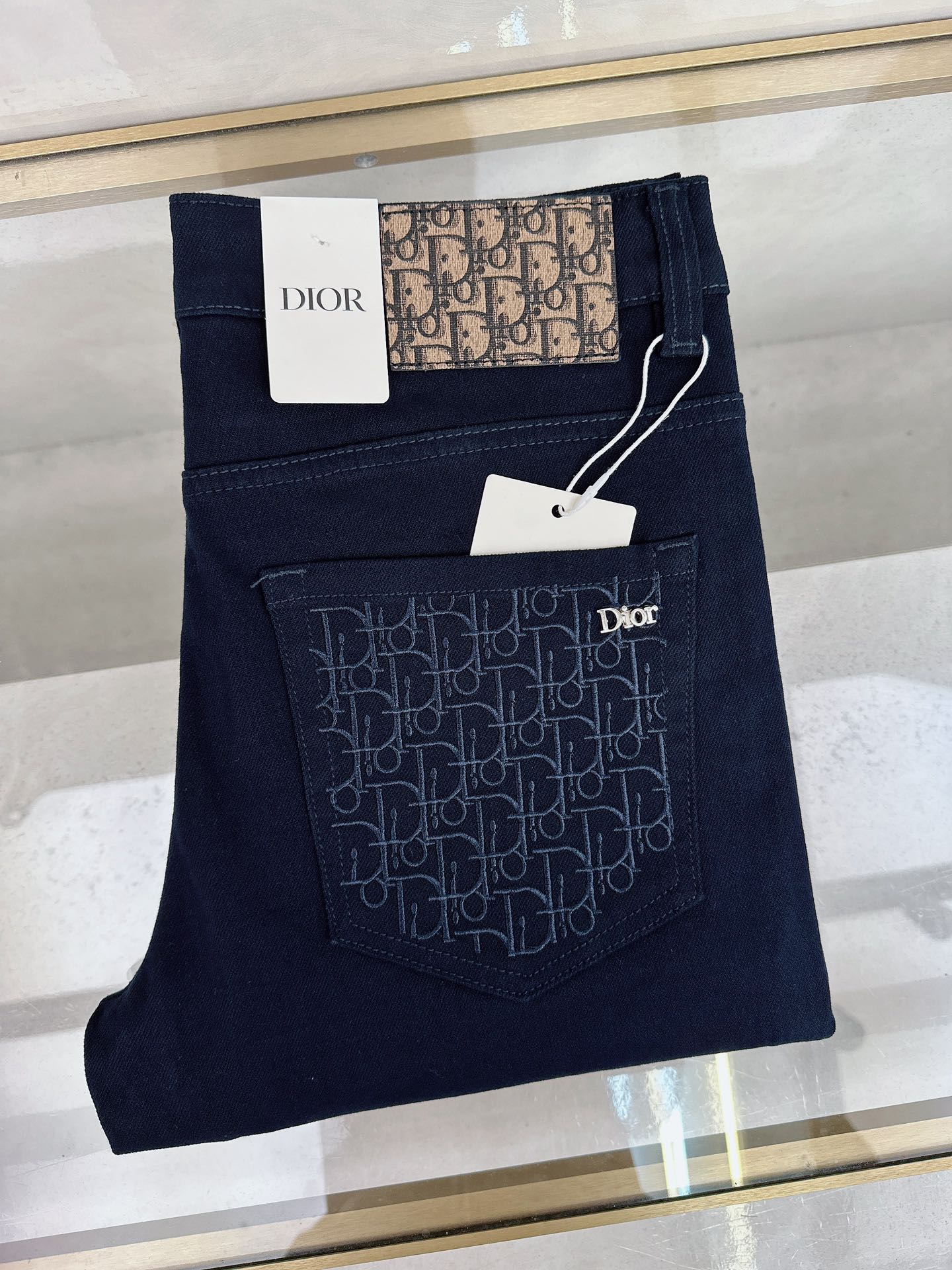 NO:516784,Dior 2025 autumn and winter new styles are available simultaneously on the official website, 2025 autumn and winter new men's casual jeans, original single quality, customized original denim fabric, logo pattern design, body original hardware and accessories decoration, three-dimensional and clear, c super trendy personality, fashionable and stylish upper body!  Trendy men's must-have items 28-38, Dior, Jeans, Alexander wang19860909迪奥 2025秋冬新款官网同步发售,2025秋冬新品男士休闲牛仔裤,原单品质,定制原版牛仔面料,logo图案设计,身原版五金辅料装饰,立体清晰,c超级潮流个性,上身时尚有型！潮男必备单品 码数28-38,,dior,jeans,alexander wang,Men's clothing