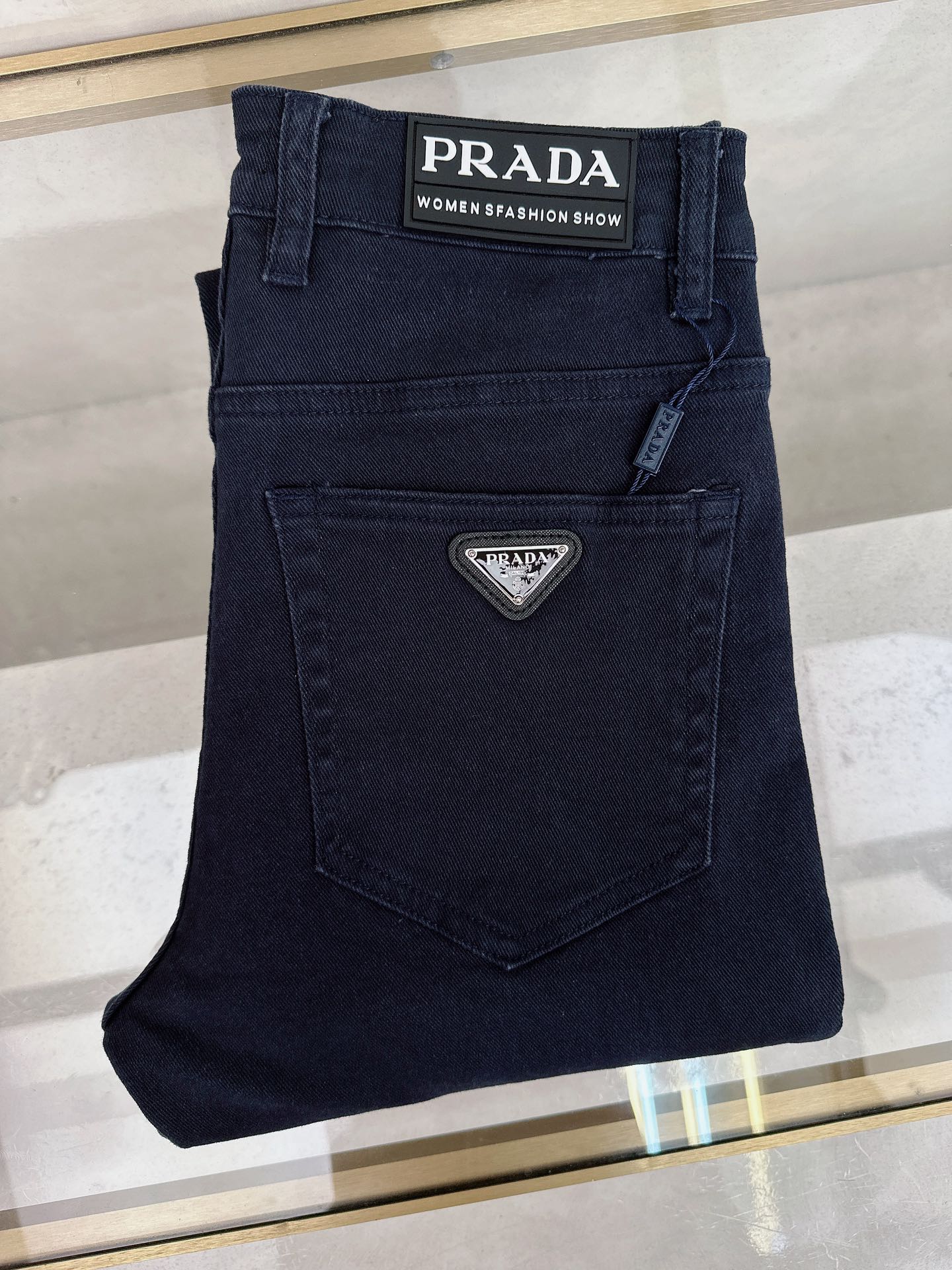 NO:516786,Prada 2025 autumn and winter new styles are available simultaneously on the official website, 2025 autumn and winter new men's casual jeans, original single quality, customized original denim fabric, logo pattern design, body original hardware and accessories decoration, three-dimensional and clear, c super trendy personality, fashionable and stylish upper body!  Trendy men's must-have items, 29-40, prada, jeans, alexander wang19860909普拉达 2025秋冬新款官网同步发售,2025秋冬新品男士休闲牛仔裤,原单品质,定制原版牛仔面料,logo图案设计,身原版五金辅料装饰,立体清晰,c超级潮流个性,上身时尚有型！潮男必备单品 码数29-40,,prada,jeans,alexander wang,Men's clothing