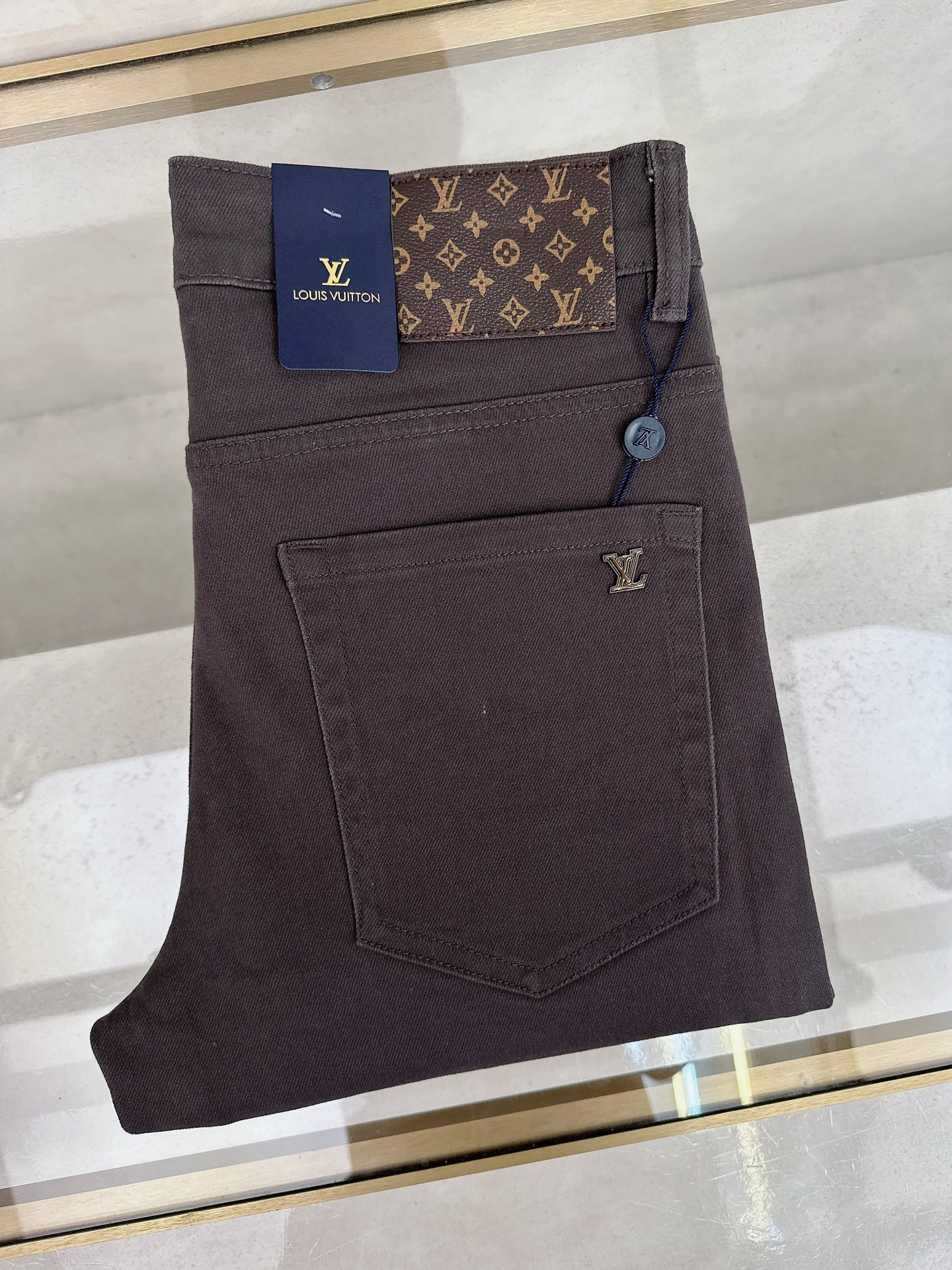 NO:516795,LV 2025 autumn and winter new styles are available simultaneously on the official website, 2025 autumn and winter new men's casual jeans, original single quality, customized original denim fabric, logo pattern design, body original hardware and auxiliary decoration, three-dimensional and clear, c super trendy and personalized, fashionable and stylish upper body!  Trendy men's must-have items 28-38, louis vuitton, jeans, alexander wang19860909LV 2025秋冬新款官网同步发售,2025秋冬新品男士休闲牛仔裤,原单品质,定制原版牛仔面料,logo图案设计,身原版五金辅料装饰,立体清晰,c超级潮流个性,上身时尚有型！潮男必备单品 码数28-38,,louis vuitton,jeans,alexander wang,Men's clothing