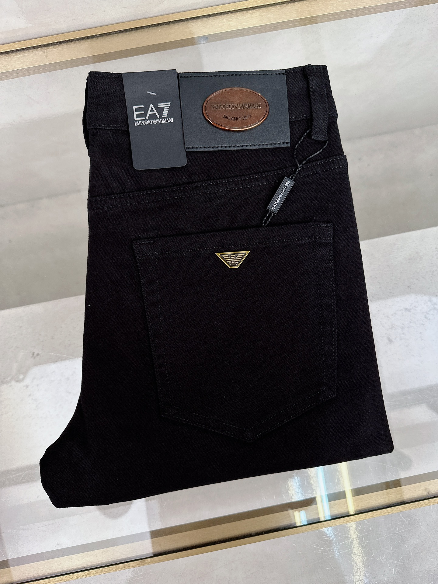 NO:516794,Armani 2025 autumn and winter new styles are available simultaneously on the official website, 2025 autumn and winter new men's casual jeans, original single quality, customized original denim fabric, logo pattern design, body original hardware and auxiliary decoration, three-dimensional and clear, c super trendy personality, fashionable and stylish upper body!  Trendy men's must-have items, number 28-38,,armani,jeans,alexander wang19860909阿玛尼 2025秋冬新款官网同步发售,2025秋冬新品男士休闲牛仔裤,原单品质,定制原版牛仔面料,logo图案设计,身原版五金辅料装饰,立体清晰,c超级潮流个性,上身时尚有型！潮男必备单品 码数28-38,,armani,jeans,alexander wang,Men's clothing