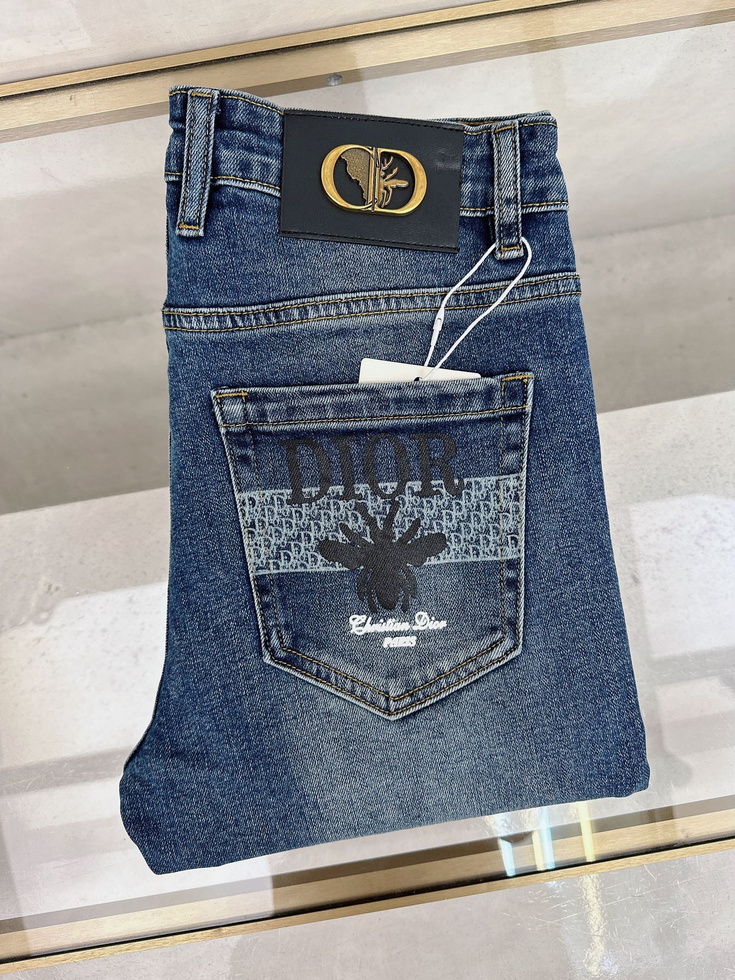 NO:516801,Dior 2025 autumn and winter new styles are available simultaneously on the official website, 2025 autumn and winter new men's casual jeans, original single quality, customized original denim fabric, logo pattern design, body original hardware and accessories decoration, three-dimensional and clear, c super trendy personality, fashionable and stylish upper body!  Trendy men's must-have items 28-38, Dior, Jeans, Alexander wang19860909迪奥 2025秋冬新款官网同步发售,2025秋冬新品男士休闲牛仔裤,原单品质,定制原版牛仔面料,logo图案设计,身原版五金辅料装饰,立体清晰,c超级潮流个性,上身时尚有型！潮男必备单品 码数28-38,,dior,jeans,alexander wang,Men's clothing