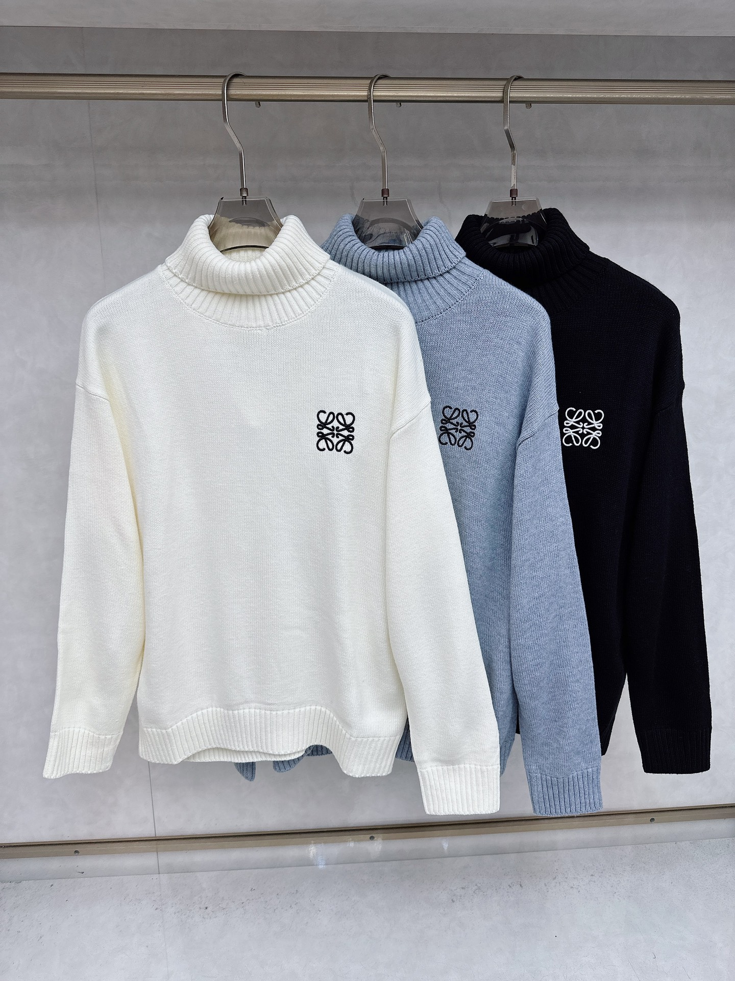 NO:529405,Luo Yiwei Sweater 2025 Autumn and Winter latest series, top-notch, full quality!  Thickened style, a must-have item for trendy people!  Old Tie who knows the goods quickly starts, fabric cashmere 10 wool 60 spandex 30 size M~3XL, loewe, sweaters, alexander wang19860909罗意威 毛衣 2025秋冬最新系列,顶级,全品相！加厚款,潮人必备单品！懂货的老铁赶紧下手,面料羊绒10羊毛60氨纶30 尺码M~3XL,,loewe,sweaters,alexander wang,Men's clothing